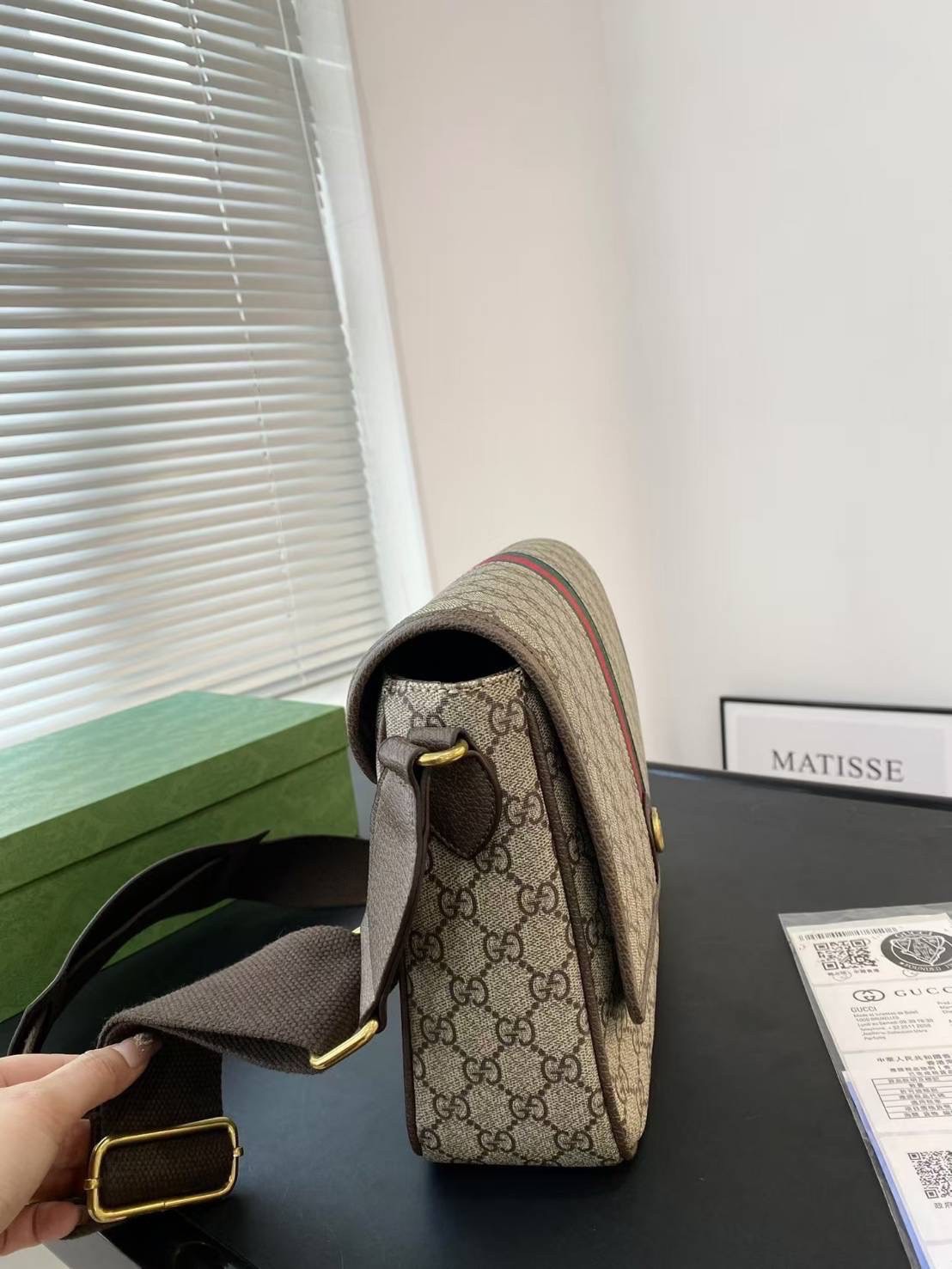 Gucci Ophidia medium messenger bag กระเป๋าทรงแมสเซนเจอร์ใบใหญ่กำลังพอดี ไอเท็มที่หนุ่มๆต้องไม่พลาด โดดเด่นด้วยลวดลายคลาสสิค คาดหน้าเขียวแดงสวยเป็นเอกลักษณ์