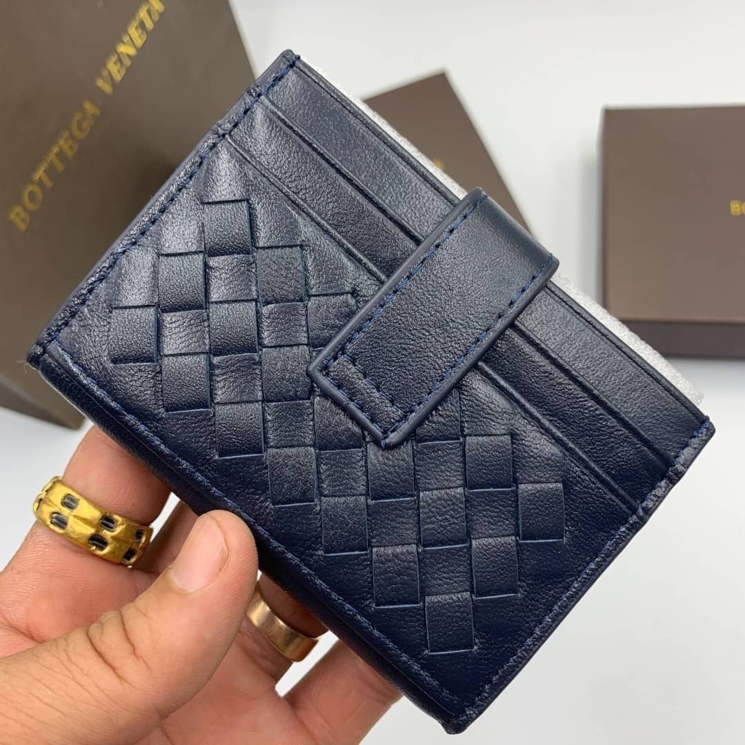 หนังแท้ BOTTEGA VENETA CARD HOLDER BI-FOLD / BV Card Holder พร้อมส่งที่ไทย กระเป๋าใส่บัตร 2 พับ รุ่นคลาสสิกที่หยิบมาใช้งานได้บ่อยที่สุด งานหนังลูกวัวแท้ทั้งใบ ใช้ทนทานได้นาน ใช้ทนทานได้นานภาพสินค้าถ่ายจากงานขายจริง ใช้งานต่างประเทศได้ค่ะ