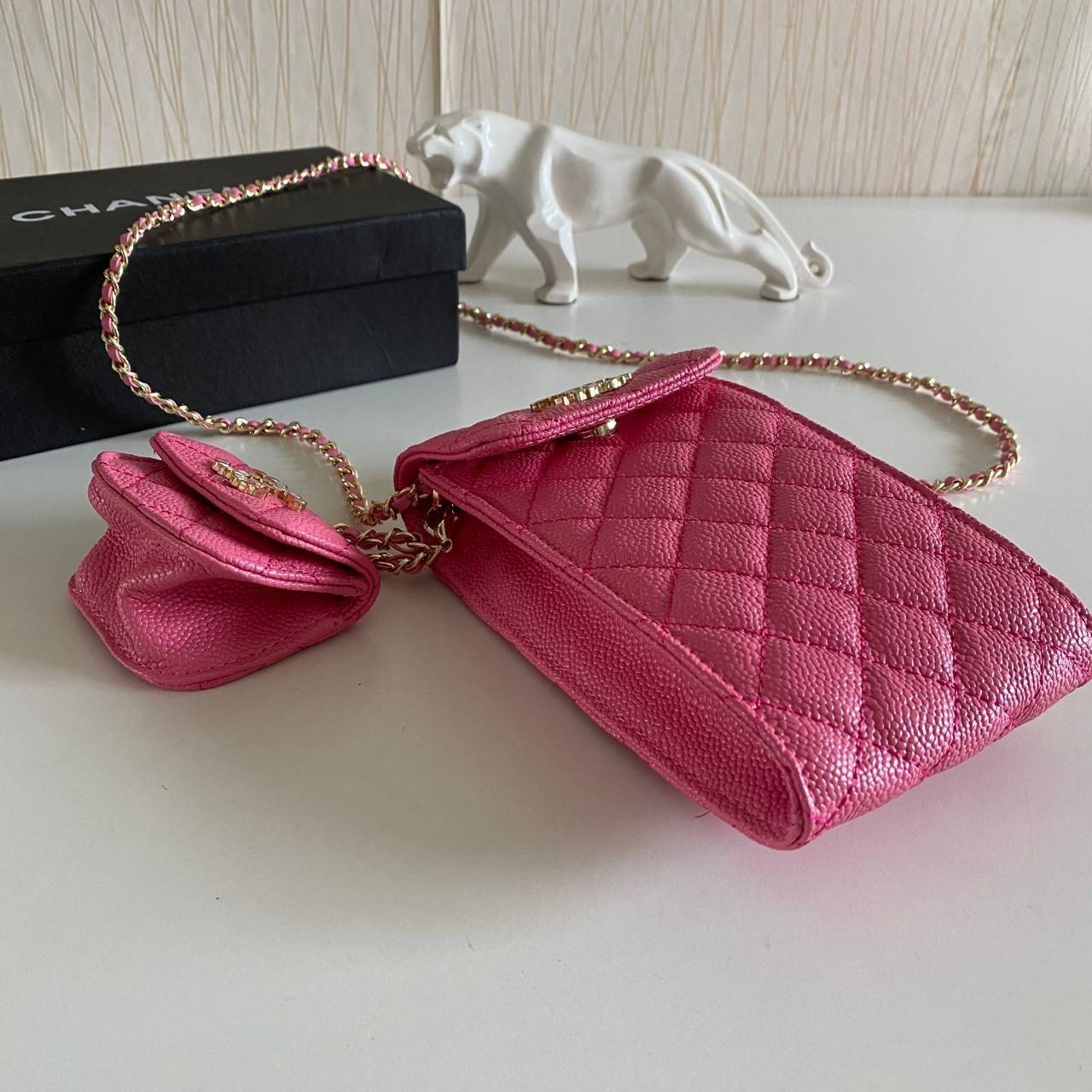 พรีเมี่ยมกิ๊ฟแท้ 100% 】หนังแท้ CHANEL PHONE BAG มาแล้วๆ น่ารักสุดๆ ใส่iPhone pro max ได้สบาย หนังคาเวียร์ ใบเล็กถอดแยกได้ ใส่พวงกุญแจเก๋ได้เลย