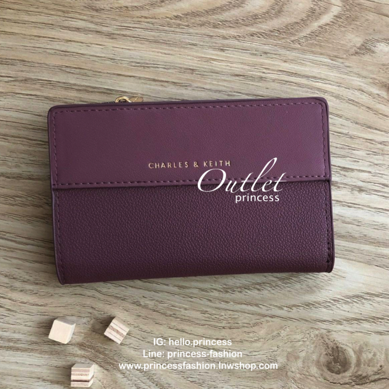 Charles & Keith Classic Snap-Button Wallet กระเป๋าสตางค์ใบสั้นพับ 2 ตอน ด้านหน้ามีโลโก้แบรนด์ เปิด - ปิดด้วยกระดุม ภายในมีช่องใส่ธนบัตร ช่องใส่บัตร และช่องซิปใส่เหรียญ