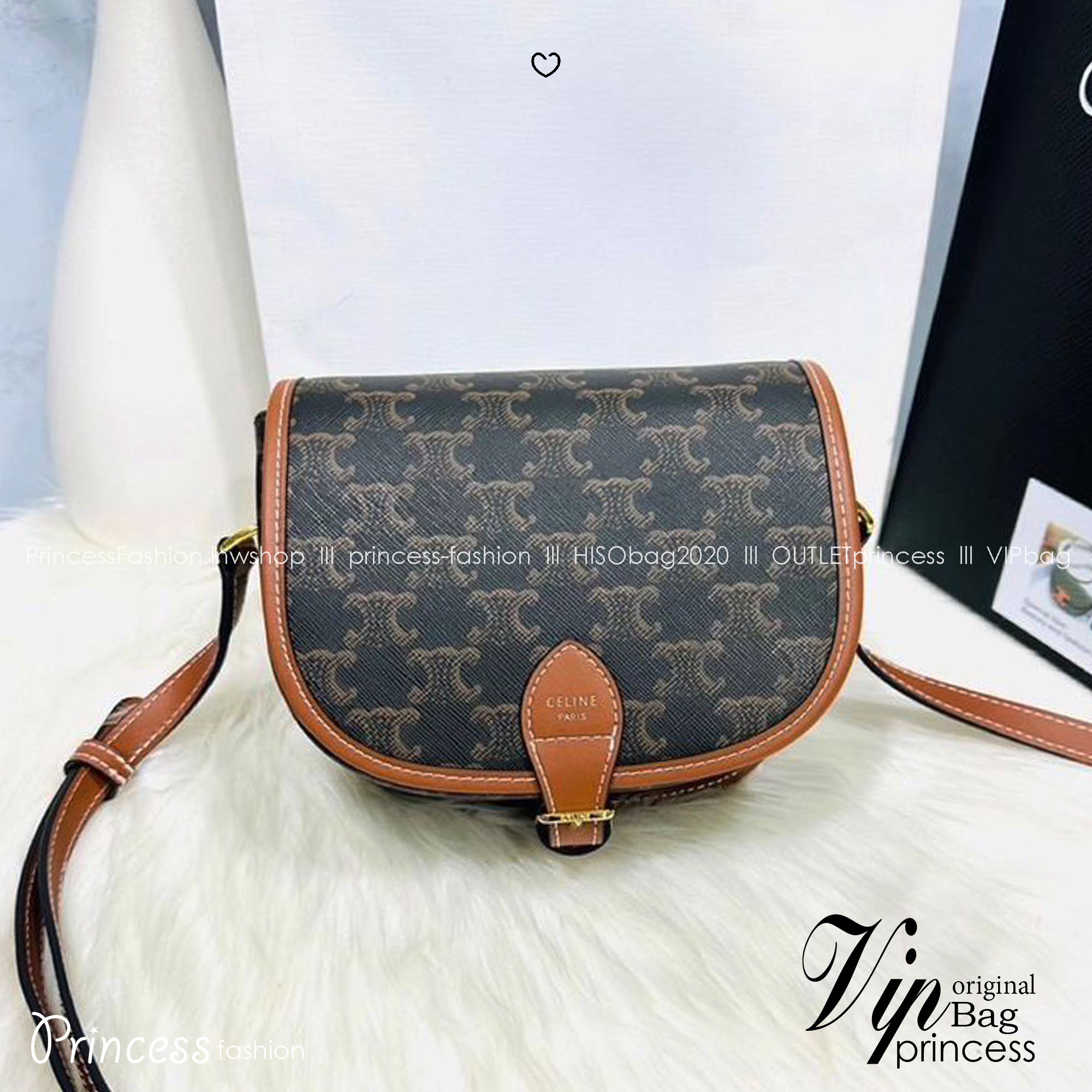 CELINE Folco bag in Triomphe canvas and Leather กระเป๋าสะพายข้าง รุ่นตามหาเข้าเพิ่มเติมสต๊อกพร้อมส่งแล้วค่าสาวๆ รุ่นยอดฮิต ขายดีไม่มีตก ทรงสวยโดดเด่นเป็นเอกลักษณ์ ดีไซน์โค้งมนสวยงาม