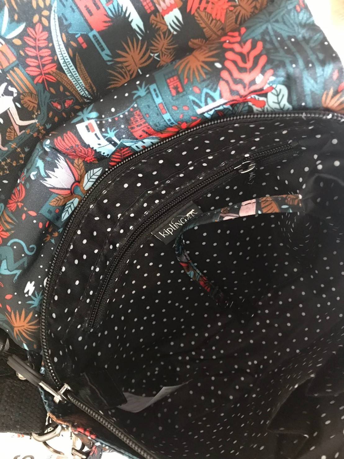 Kipling Basic Plus Earthbeat S Crossbody bag กระเป๋าสะพายทรงครอสบอดี้ สามารถสะพายได้ทั้งสายคู่และสายเดี่ยว มีดีเทลที่ฝาหน้ามีช่องซิปซ่อนทรงลึกและด้านหลังมีอีก1ช่อง ช่องหลักเปิดปิด2ชั้นด้วยกระดุมแม่เหล็กและซิปเดียวใช้งานง่าย ภายในใส่ได้ทั้งมินิไอแพค กระเป๋