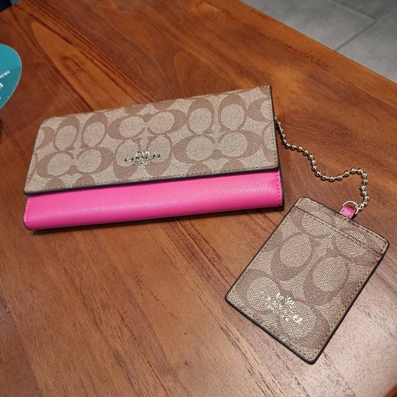 COACH F53763 TRIFOLD WALLET IN SIGNATURE กลับมาแล้วจ้า!! รุ่นขายดี!! 💓 ดีไซน์ใหม่ กระเป๋าสตางค์ใบยาว แถมที่ห้อยใส่บัตรแยกให้ (ถอดออกได้) น่ารักมากๆ ใช้งานง่าย เปิด-ปิดด้วยกระดุม ภายในใส่ธนบัตร ใส่บัตรได้เยอะ ใส่มือถือได้ไปอีก!! จุใจสุดๆ บอกเลยว่าใ