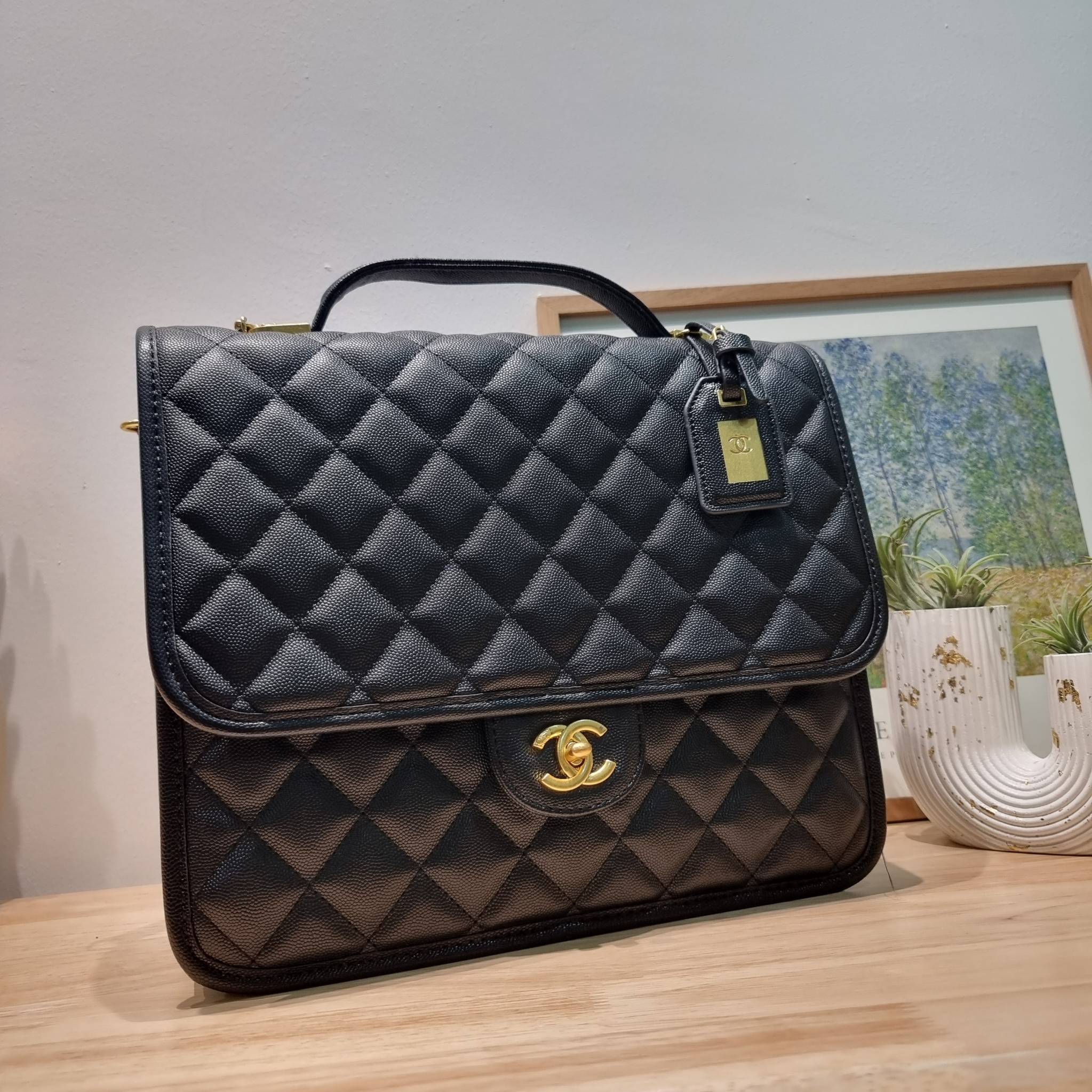 Chanel 22k backpack ที่สุดของไอเท็มที่ตัวแม่ยังต้องมี กับกระเป๋าสะพายทรงเป้ ดีไซน์สุดชิค รูปทรงสวยเป็นเอกลักษณ์ ใบใหญ่จุของคุ้ม สะพายออกทริปไปเที่ยวได้สบายๆ วัสดุหนังลายคาเวียร์ ผิวสัมผัสดี