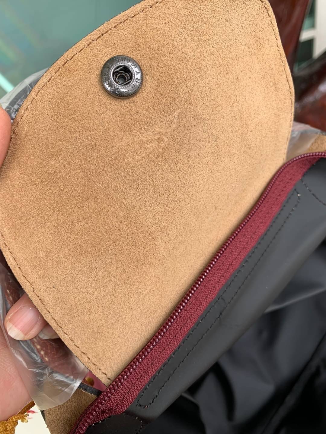 LONGCHAMP LE PLIAGE CLUB TRAVEL BAG กระเป๋าขนาดใหญ่สำหรับการเดินทาง เราเรียกที่นี้ว่า travelling bag รุ่นคลาสสิค มาพร้อมสายสะพายยาวที่ปรับและถอดออกได้ ความพิเศษของรุ่นนี้ที่ครองใจนักเดินทางทั่วโลก คือซิปรอบตรงกลางตัวกระเป๋า สามารถเปิดซิปเพื่อขยายขนาดและพั