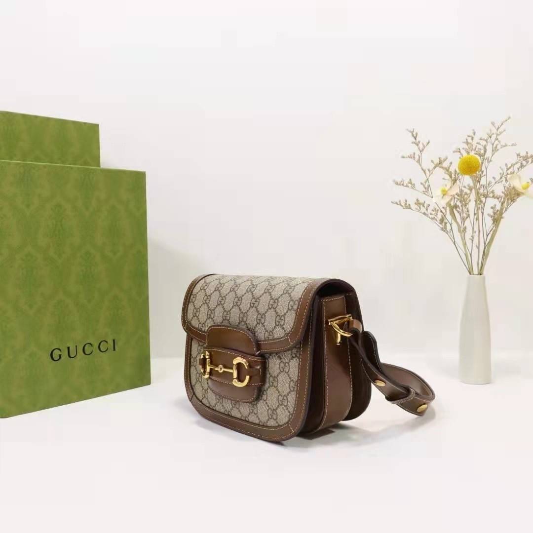 Gucci Horsebit Shoulder Bag กระเป๋าสะพายไหล่ วัสดุผ้าใบ GG Superme ตัดแต่งหนังแท้ สายสะพายไหล่ปรับระดับได้ ด้านในมี 1 ช่องซิป อะไหล่ทองหรูหรา ดาราเซเลปใช้เพียบ ไม่มีเอ๊า เรียบหรูดูแพงสุดๆค่า