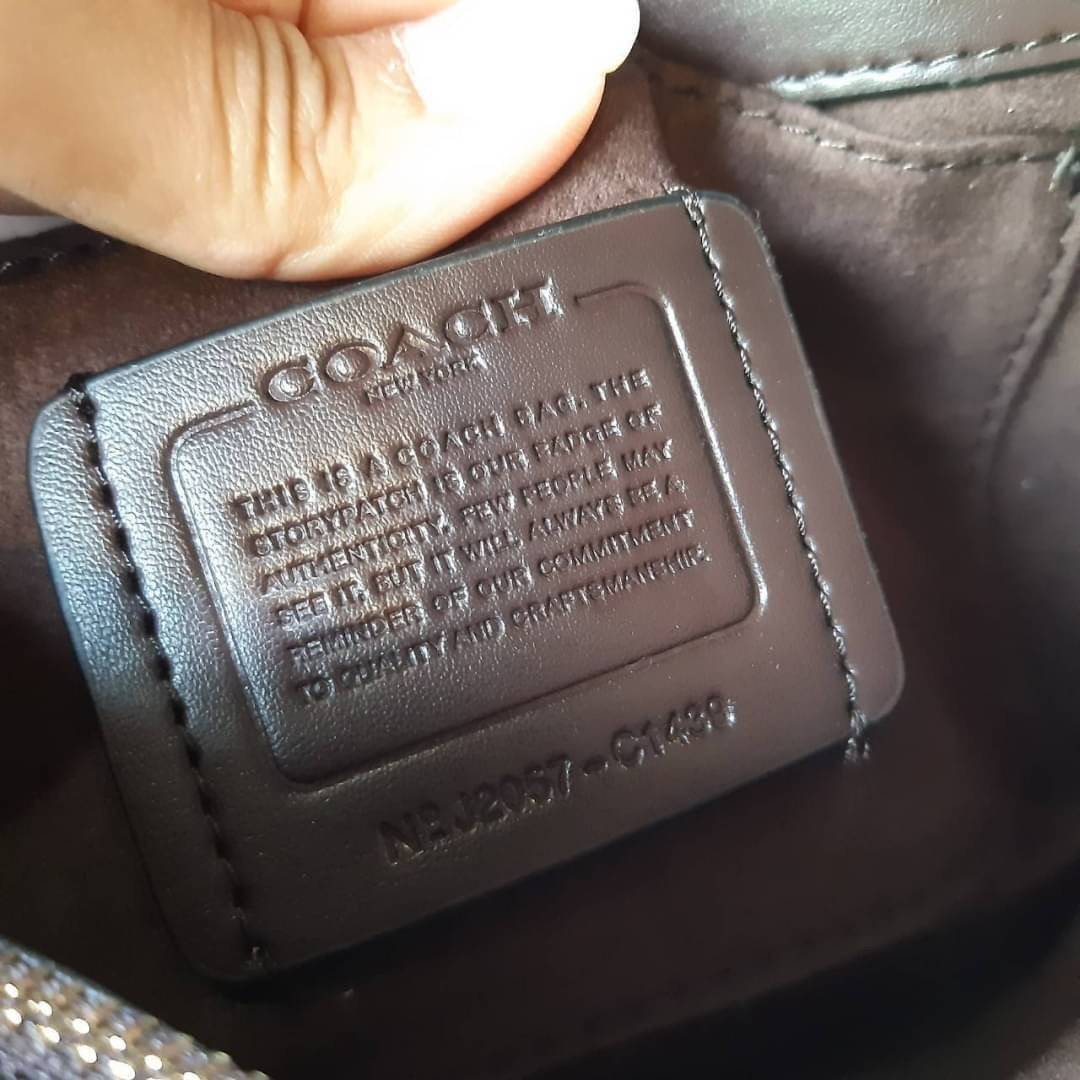 COACH TILLY SATCHEL 23 IN SIGNATURE CANVAS ((C1802//C1439/C1435)) กระเป๋า crossbody สวยหรู ขนาดใหม่ พร้อมสีมาใหม่!! ดีไซน์ย้อนยุค วัสดุหนังแคนวาสเคลือบลายสลับหนังแท้ มาพร้อมหูจับในตัว และสาย crossbody ปรับได้ตามตัว เปิด-ปิดด้วยตัวบิดล็อค ภายในโล่ง บุกำมะห