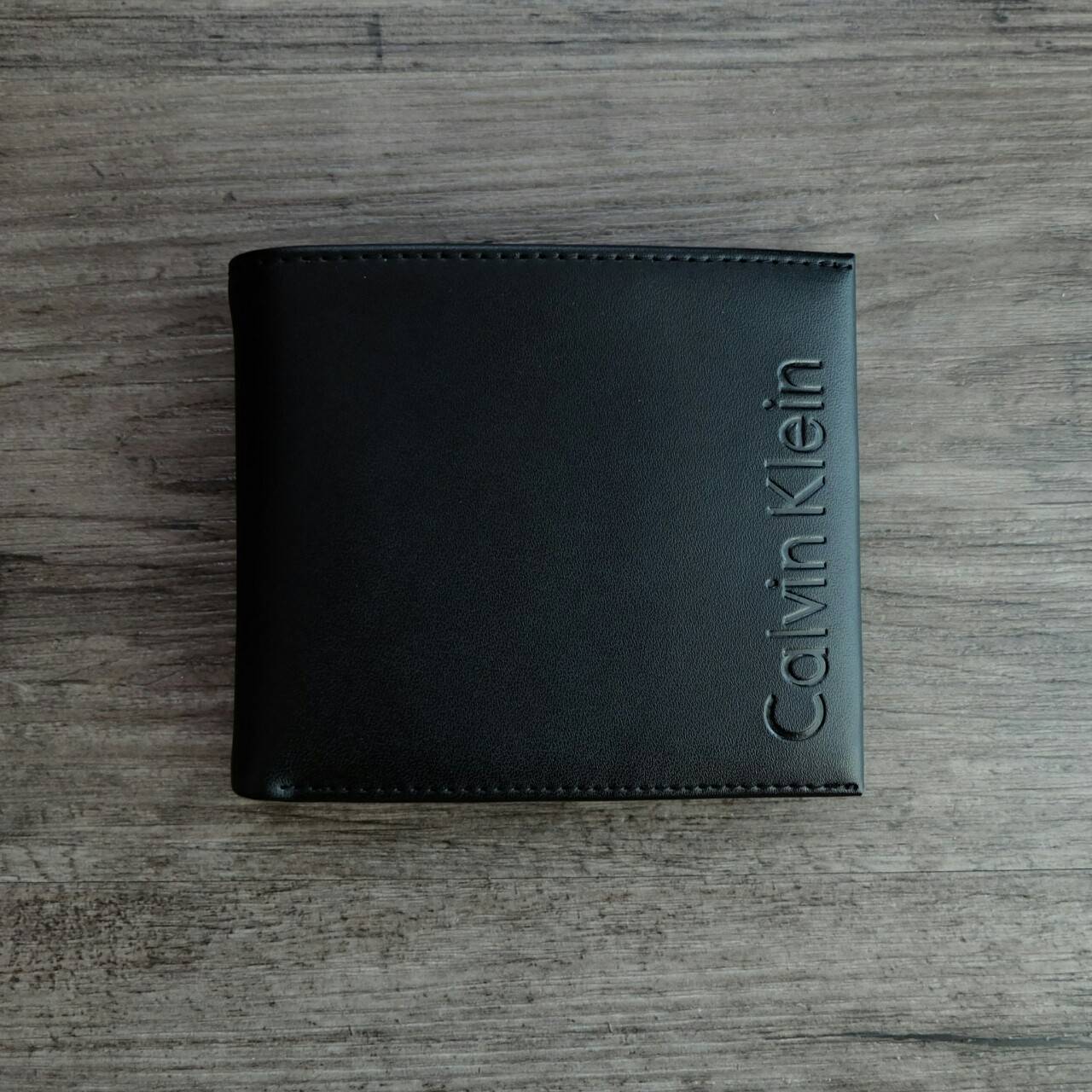 Calvin Klein Short Wallet กระเป๋าสตางค์ใบสั้น โดดเด่นด้วยโลโก้แบรนด์ปั๊มตัวใหญ่ ด้านหน้า ภายในมีช่องใส่ธนบัตรและช่องใส่บัตรหลายช่อง จะมอบเป็นของขวัญหรือใช้เองก็แนะนำค่ะ
