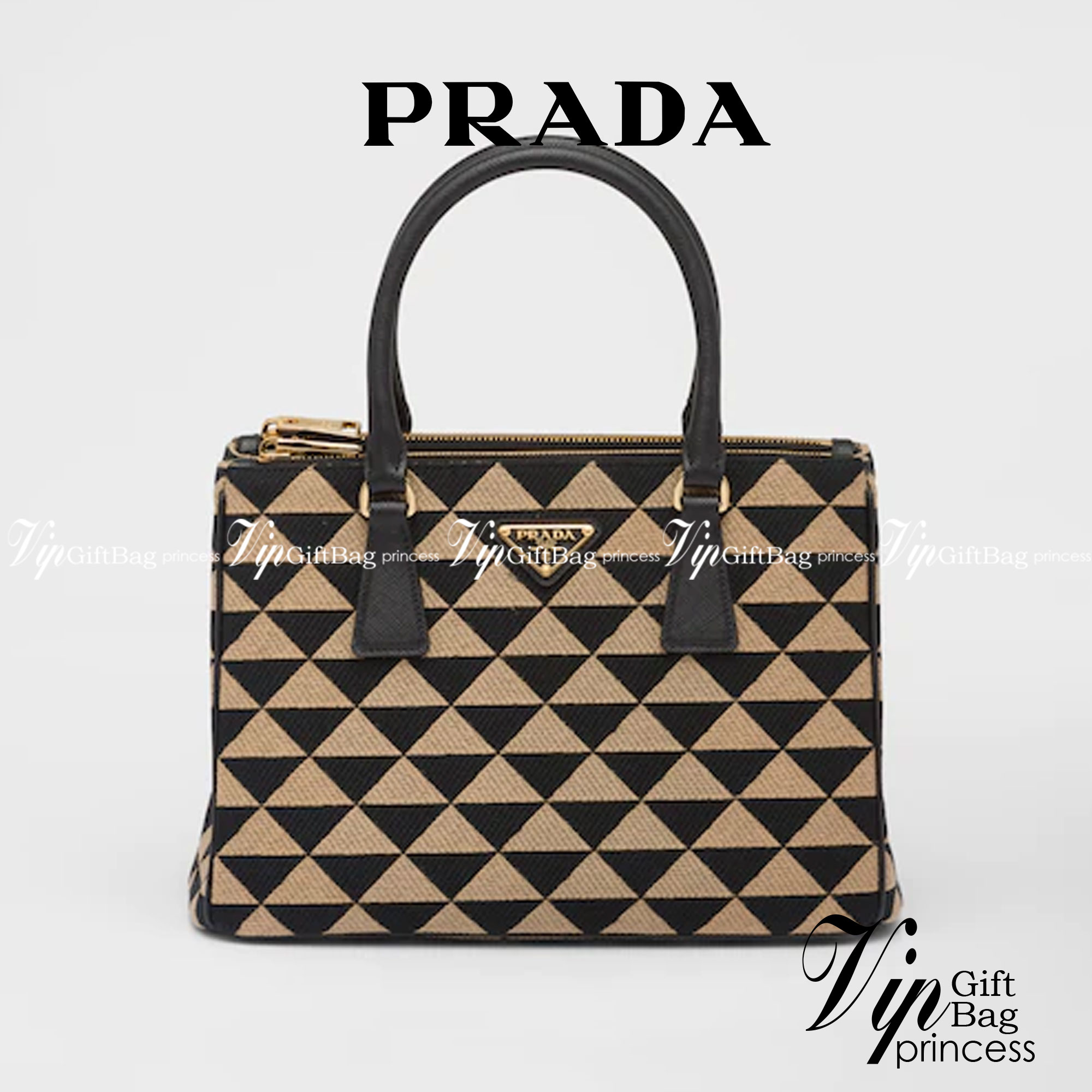 PRADA GALLERIA JACQUARD FABRIC BAG กระเป๋าถือ/สะพายดีไซน์ใหม่ ผ้า jacquard ถักทอเป็นลวดลายสวยคม โดดเด่นไม่ซ้ำใคร ด้านข้างมีกระดุม ติดเก็บทรงได้ ตัวกระเป๋าถูกแบ่งเป็นสัดส่วน เป็นช่องซิป 2 ด้าน และช่องกลางเก็บของอีกหนึ่ง มาพร้อมหูจับในตัว และสายครอสให้ เป็น