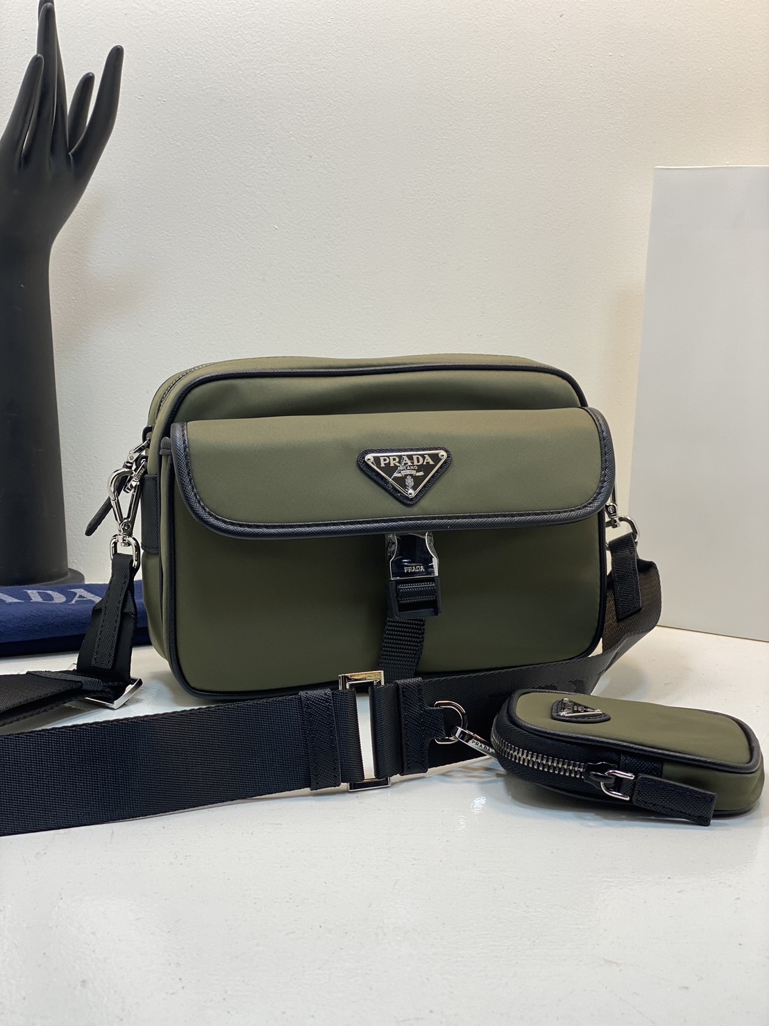 PRADA Re-Nylon and Saffiano leather shoulder bag / PRADA Messenger Bag กระเป๋าสะพายทรงเหลี่ยม คอมพลีทครีเอทลุคหล่อเท่ เกรดออริ 1:1 ใช้งานต่างประเทศได้