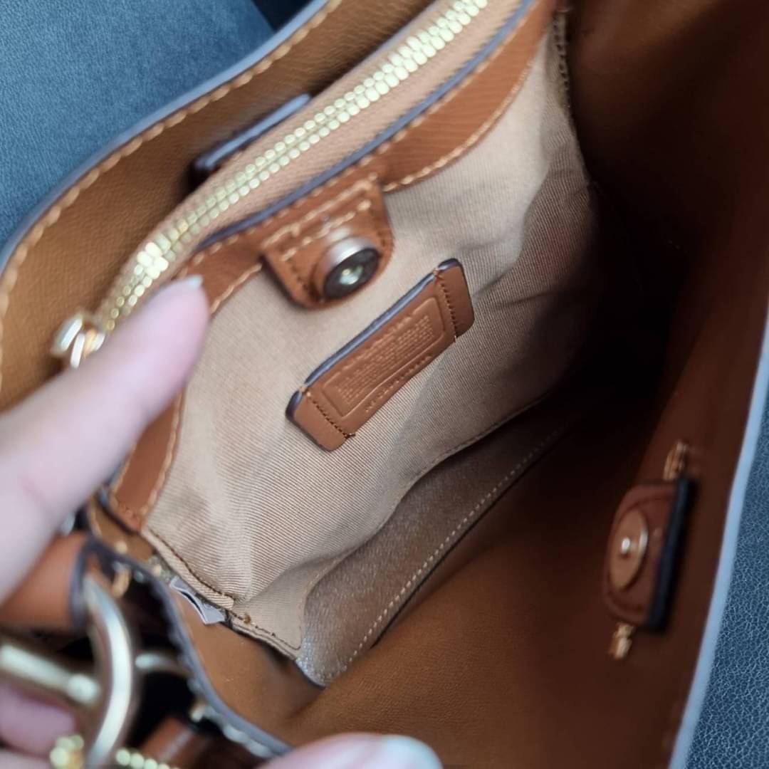 COACH 2312 SMALL TOWN BUCKET BAG IN SIGNATURE CANVAS รุ่นยอดนิยมใบเล็กมาครบสีแล้วจ้า กระเป๋าทรงบัคเก็ต สีผู้ดี๊ผู้ดี ตัวกระเป๋าดีไซน์คลาสสิคลายซี ดูโดดเด่น วัสดุหนังแคนวาสเคลือบลาย สวยคมทุกมุมจริงๆ!! เปิด-ปิดด้วยกระดุมแม่เหล็กทั้ง 2 ฝั่ง ภายในเป็นช่องโล่ง