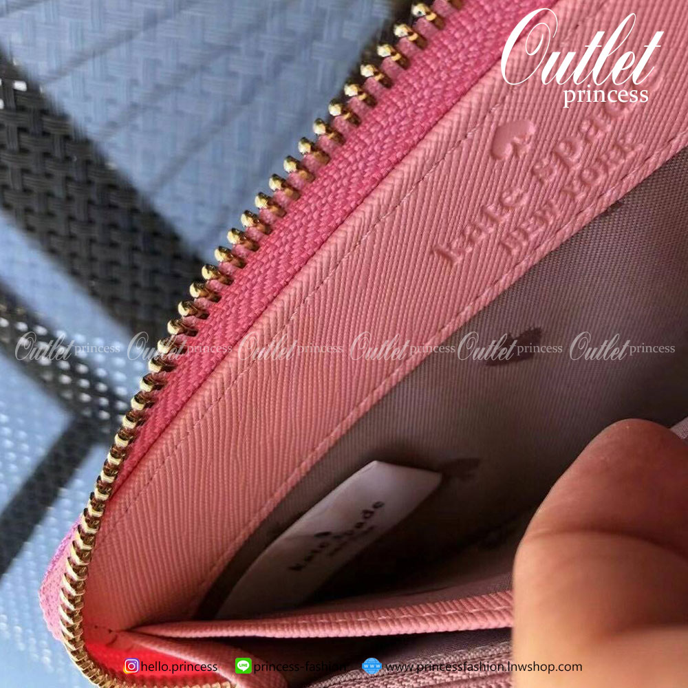 KATE SPADE JOELEY LONG WALLET กระเป๋าสตางค์ใบยาวรุ่นใหม่ล่าสุดหนัง Saffiano สไตล์ PRADA สวยน่าใช้ตัวเนื้อกระเป๋าตกแต่งด้วยกลิทเตอร์ทั้งใบ สวยหรู ภายในมีช่องซิป1ช่อง และช่องใส่บัตรหลายช่อง ใส่เหรียญ บัตรได้เยอะ ตัวจริงสวยน่าใช้มากค่ะ