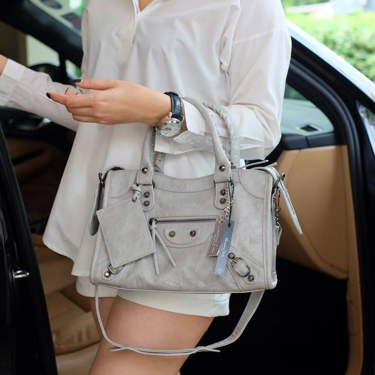 Massimo Dutti Classy Crossbody Bag กระเป๋าทรงสุด ฮิตจาก Massimo Dutti ขนาด mini จะถือ, สะพายสะพายไหล่ หรือสะพาย crossbody ได้หมดค่ะ หนังเงาสวยนิ่มมือรับประกันเลย ภายในแบ่งช่องเป็นสัดส่วน น้ำหนักเบา จุของได้คุ้ม มาพร้อมกับสายยาวให้ ใบนี้ใช้ได้ ทุกโอกาสจริง