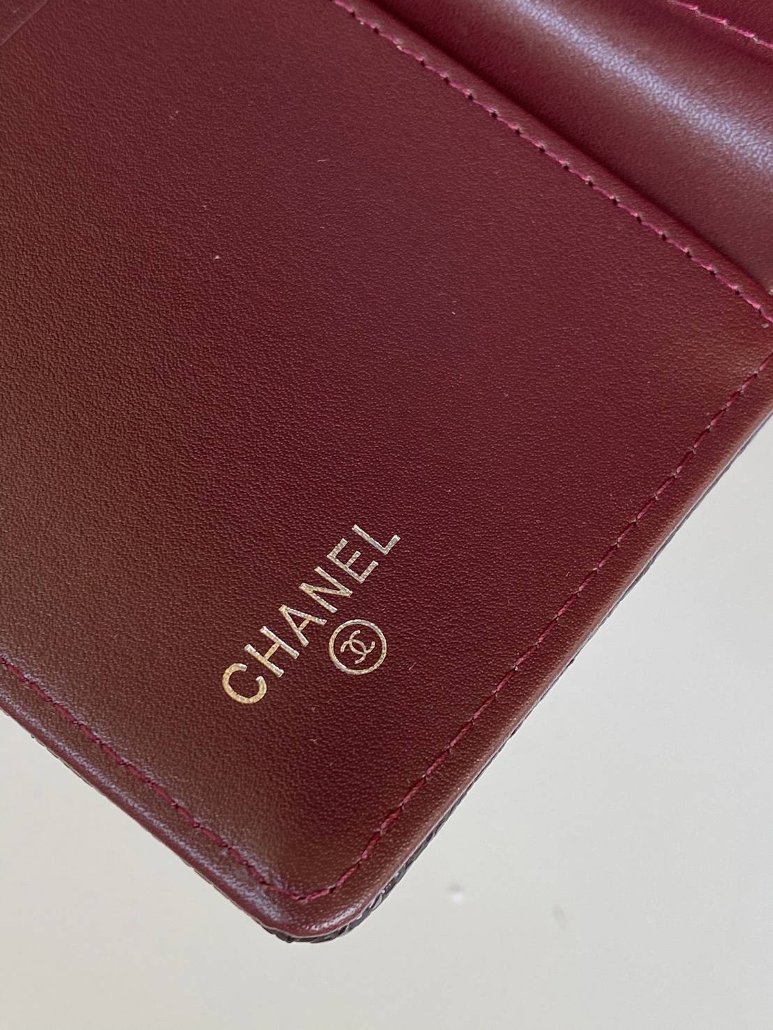 หนังแท้ CHANEL WALLET รุ่นยอดนิยมไอเท็มฮิตวัสดุหนังคาเวียร์สวยคลาสสิคเปิดปิดด้วยฝาปิดกระดุมด้านหน้ามีโลโก้แบรนด์อะไหล่ทอง/เงินสวยหรู ภายในสีแดงเบอกันดี้ มีช่องซิปด้านในเรียกว่าใบเดียวจบ เป็นใบยอดนิยมของสาวๆ เลยค่าา พร้อมส่งที่ไทยไม่ต้องรอพรีฯ สาวก Chanel 