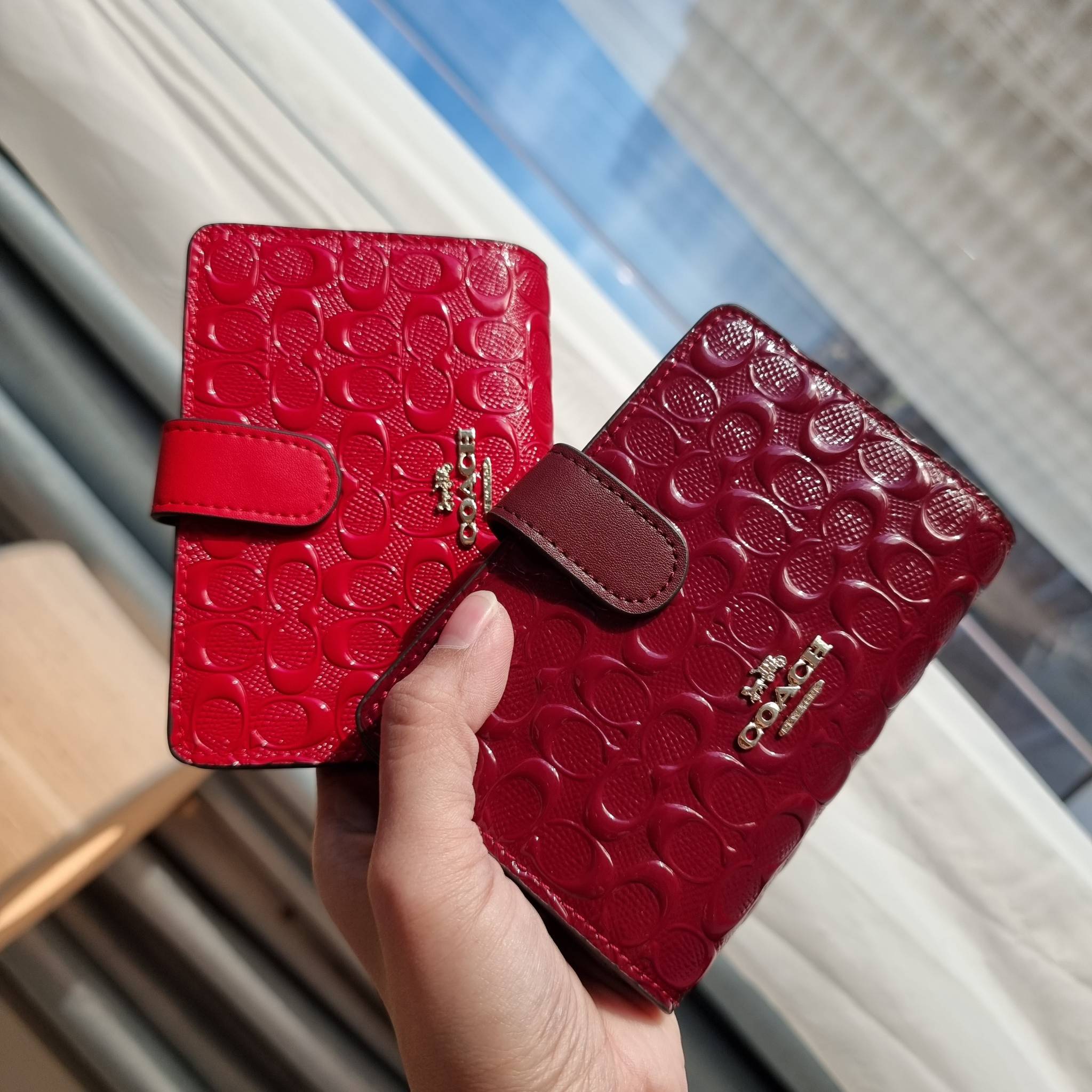 OUTLET 】COACH F25937 MEDIUM CORNER ZIP WALLET กระเป๋าสตางค์ใบกลาง 🔥 รุ่นหนังแก้วสุดฮอต!! สวยหรู ขนาดกำลังเหมาะมือ ดูดีดูแพงทุกสี มีช่องใส่บัตรและธนบัตรครบ และมีช่องแยกสำหรับใส่เหรียญ มาให้ครบเซ็ท พร้อมเสิร์ฟความสวยให้ถึงบ้านไปเลยจ้า