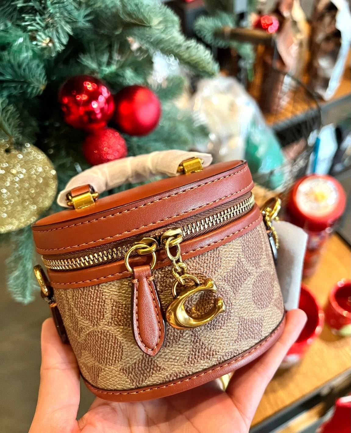 COACH TRAIL CROSSBODY 12 IN SIGNATURE CANVAS CE768 // CE769 มอบเป็นของขวัญปีนี้ รุ่นนี้ต้องเข้าแล้วล่ะคะ พร้อมส่งที่ไทยจำนวนจำกัด! ได้ล๊อตเปิดตัวราคาดีสุดมาค่ะ🎁มอบทันใช้ในช่วงเทศกาลปีใหม่นี้กันค่าา สวยไร้ที่ติ ✔️กระเป๋าใส่ของจำเป็นจุกจิก หน