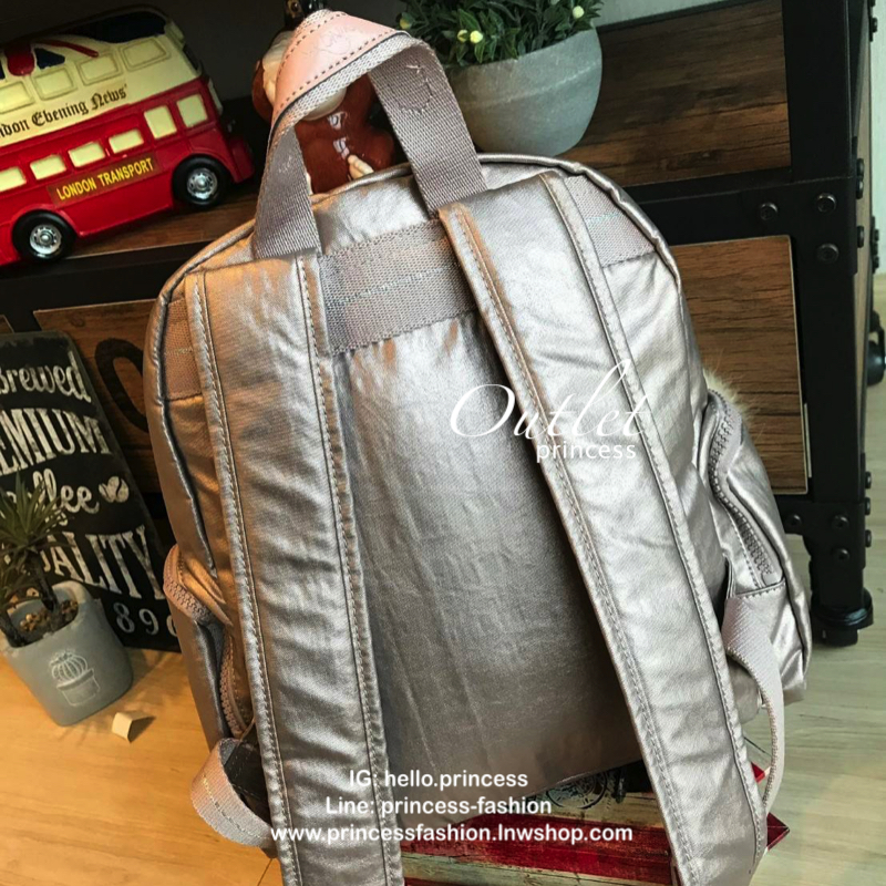 Kipling Matta Small Metallic Backpack กระเป๋าเป้ขนาดกำลังดี วัสดุไนล่อนเคลือบกันน้ำ มีน้ำหนักเบา มีช่องเก็บของหลายช่อง แบ่งเป็นช่องด้านหน้า 2 ช่องและด้านข้างอีก 2 ช่อง ช่องใหญ่ปิดเปิดด้วยซิปคู่ภายในมีช่องซิป ช่องใส่ของจุกจิกและสายห้อยพวงกุญแจ ด้านหน้าประด