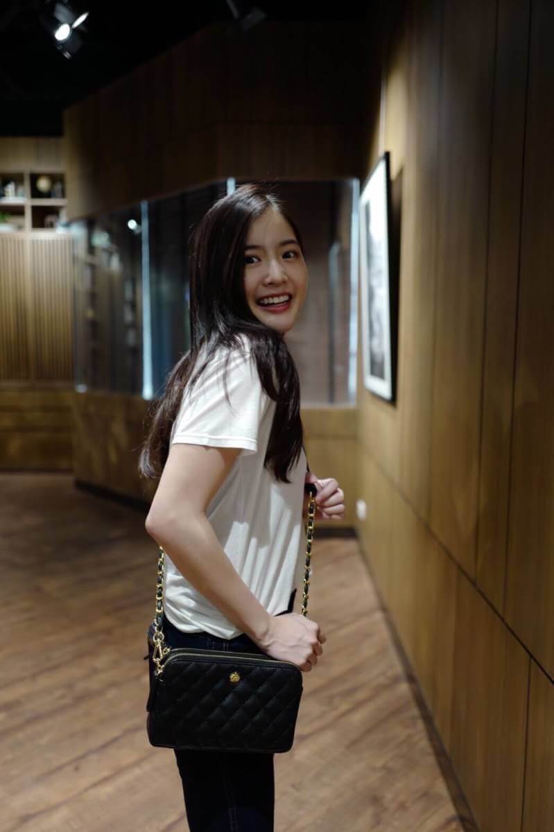 Carla รุ่นขายดีที่สุด ที่น้องมายด์สะพาย น่ารักสุดๆ 💙 ใครกำลังตามหากระเป๋าใบเล็ก ช่องเก็บเยอะๆ แนะนำ ใบนี้เลยค่า New item KEEP ' Carla ' 2zipper bag กระเป๋าสะพายข้าง แบบช่อง 2 ซิป ใบเดียวจบ จุครบ All item ! จะแต่งตัวสไตล์ไหนก้อเอาอยู่ • ร