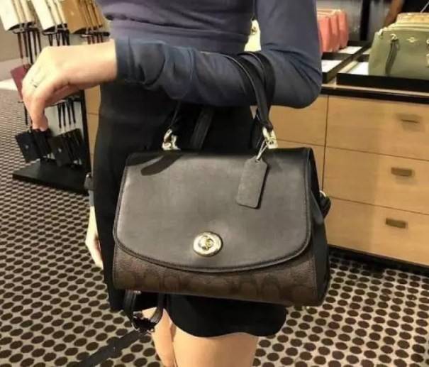 สวย หรู ดูดี รุ่นนี้กัยเลยค่า!! COACH TILLY TOP HANDLE SATCHEL IN SIGNATURE ((76620)) พร้อมส่งความสวย ห้ามพลาดค่ะ! กระเป๋าหิ้ว//คล้องมือ//สะพายข้างได้ ทรงสวย หนังแท้เรียบ+ลายCได้สวยงามค่ะ เปิดปิดกระเป๋าแบบหมุนล็อค ภายในมีช่องหลักใส่ของ2ช่อง สามารถใส่กระเป