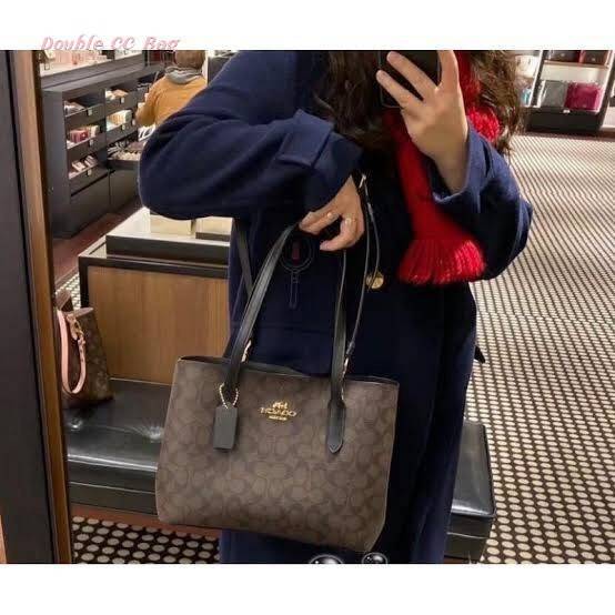 OUTLET 】COACH 73293 MINI AVENUE CARRYALL IN SIGNATURE CANVAS กระเป๋าสะพายรุ่นคลาสสิค คัมแบคแล้วจ้าแม่!! ไซส์กำลังสวย วัสดุหนังแคนวาสคุณภาพดี ด้านข้างเก็บทรงได้ เปิด-ปิดด้วยกระดุมแม่เหล็ก ใช้งานง่าย มีช่องซิป ใบนี้เห็นเล็กๆ แต่จุได้เยอะพอสมควรเลยน้า ɣ