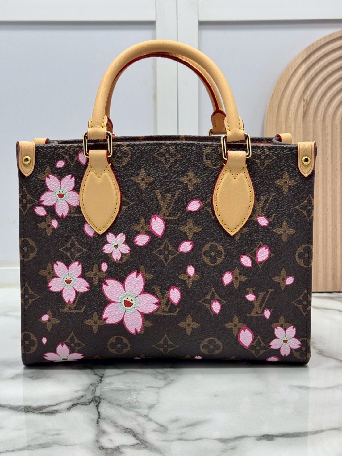 TOP ORI หนังแท้ | เกรดดีสุด LV x TM - OnTheGo Cherry Blossom PM bag กระเป๋าทรงโท้ทที่ใครเห็นต้องเป็นคลั่งรัก ปรับลุคให้มีชีวิตชีวาด้วยลายดอกไม้เชอรี่บลอสซั่ม คอลใหม่สุดเอ็กซ์คลูซีฟ
