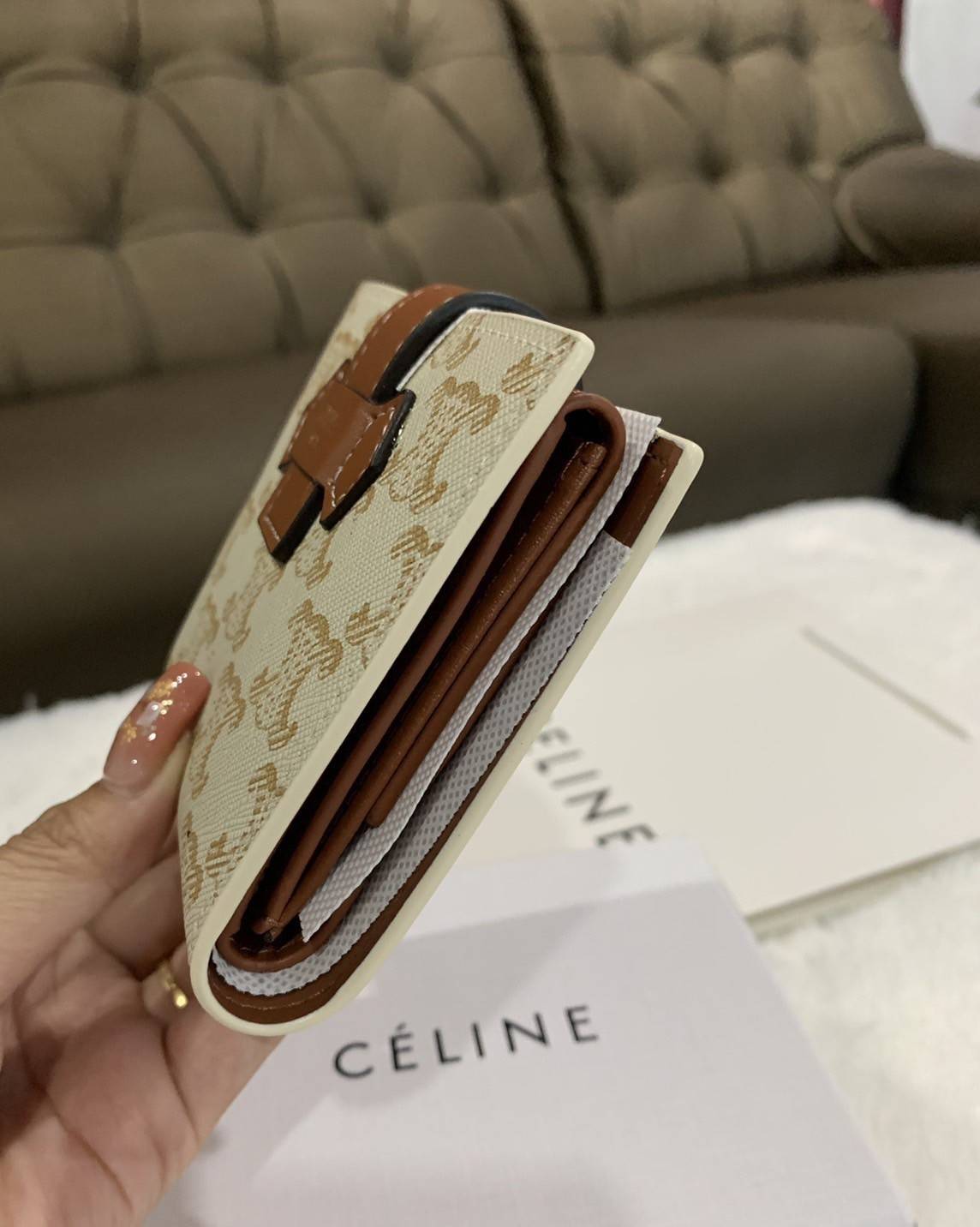 CELINE SHORT WALLET VIP GIFT WITH PURCHASE (GWP) พรีเมี่ยมกิ๊ฟ Limited จาก CELINE HAUTE PARFUME DUTYFREE COUNTER วัสดุ Triomphe Canvas หนังสวยอยู่ทรง ประดับโลโก้แบรนด์ที่ด้านหน้า ขนาดกำลังดี จับถนัดมือ เปิด-ปิดฝาพับกระดุม ภายในมีช่องแบ่งหลายช่อง มีช่องใส่