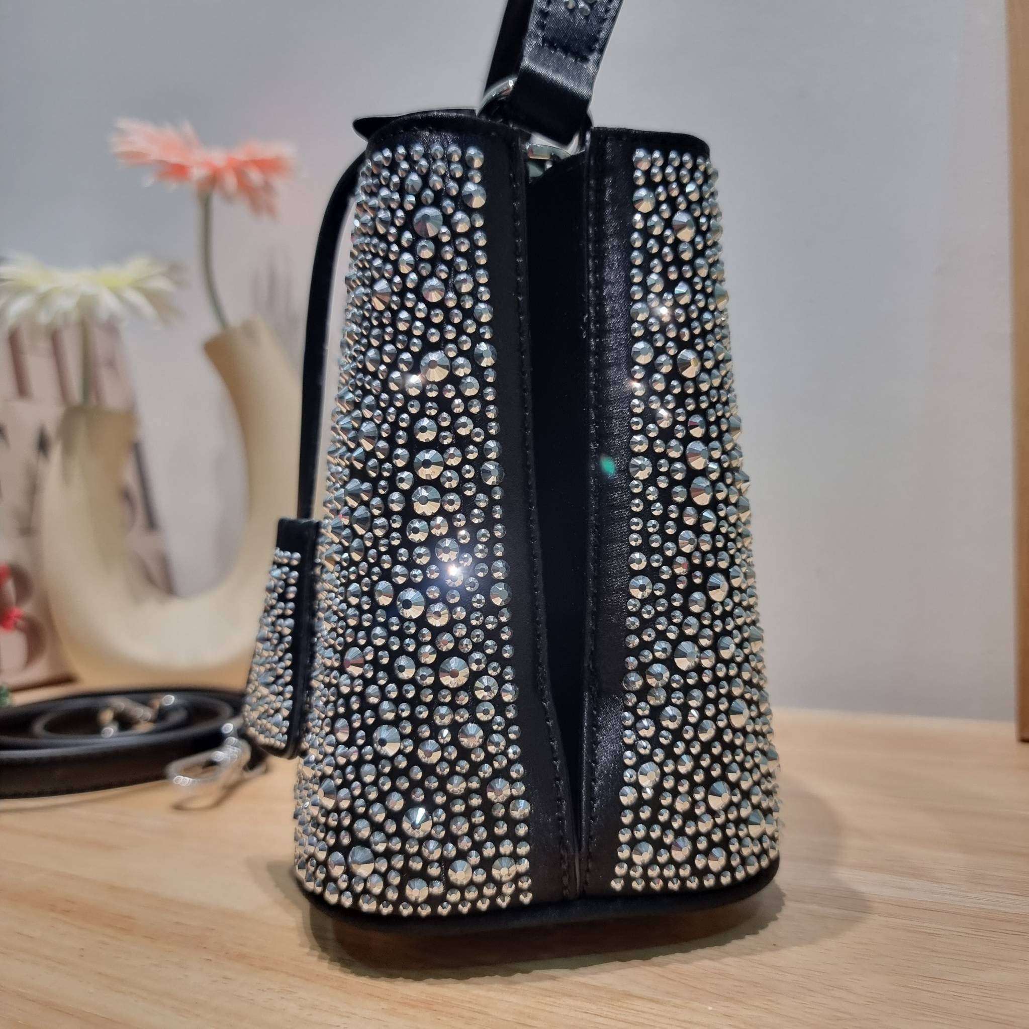 PRADA SMALL PANIER CRYSTAL EMBELLISHED TOTE BAG กระเป๋าสะพายทรงโท้ท ไซส์กำลังสวย หรูหรา โดดเด่น ถือออกงานก็ดูระยิบระยับเล่นแสง ทำให้ดูดีมีราคา มีสายคล้องในตัวและสายสะพายข้าง