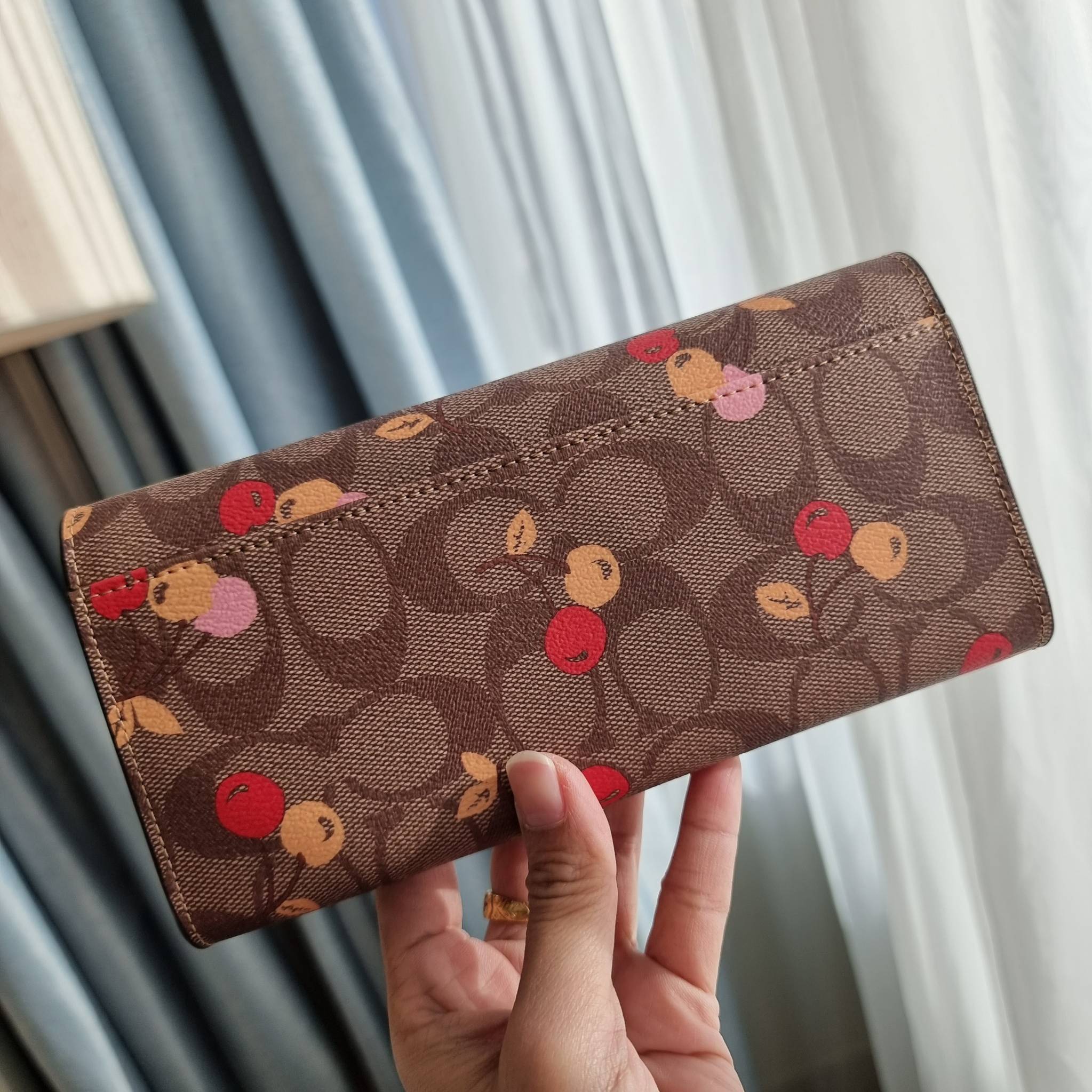 OUTLET 】COACH F31562 SLIM ENVELOPE WALLET IN SIGNATURE CANVAS WITH CHERRY PRINT คอลเลคชั่นใหม่ล่าสุด ต้อนรับนิวเยียร์ไปเลย!! 🍒🎊 กระเป๋าสตางค์รุ่นขายดี ทรงจดหมายรุ่นฝาพับ ดีไซน์ลายเชอร์รี่ น่ารักสดใส วัสดุหนังแคนวาสเคลือบลาย ภายในใส่มือถือไ