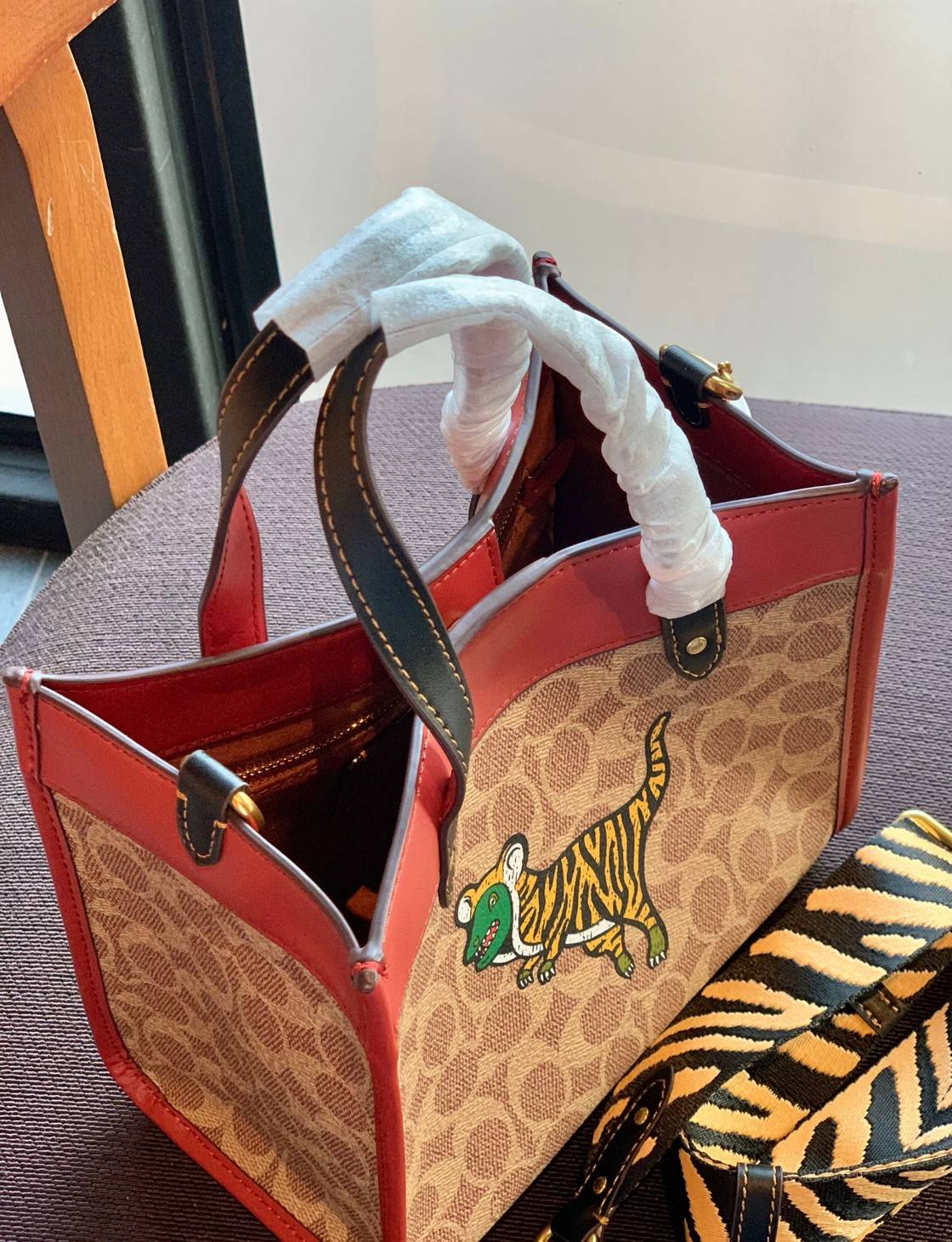 COACH LUNAR NEW YEAR FIELD TOTE 22 IN SIGNATURE CANVAS WITH TIGER REXY ((C7767)) 📌พร้อมส่งที่ไทย ต้อนรับปีเสือนี้กันค่าา! กระเป๋าทรงTote หนังแท้สวย 🔺ด้านหน้า สกรีนลาย Tiger Rexy อันเป็นสัญลักษณ์ประจำปีกันเลยค่ะ ปากกระเป๋าเปิดปิดแบบกระดุมแม