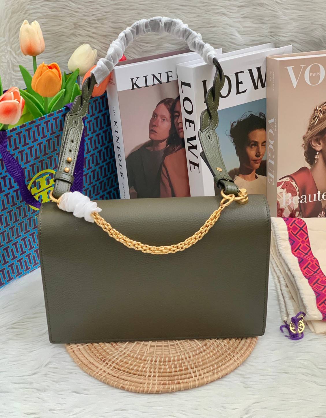 สวยจริงไม่จกตาจ้าา😘 TORY BURCH MILLER SHOULDER BAG BRAIDED STRAP LARGE ((81668)) พร้อมส่งที่ไทย! กระเป๋าหิ้วและสะพายไหล่ได้ในตัว หนังแท้ลายหนังสวยมากๆค่ะ ด้านหน้ามีอะไหล่โลโกแบรนด์ หรู สะพุดตาทีเดียว เปิดปิดกระเป๋าแบบฝาปิด ภายในมีช่องหลักใส่ของ2ช่