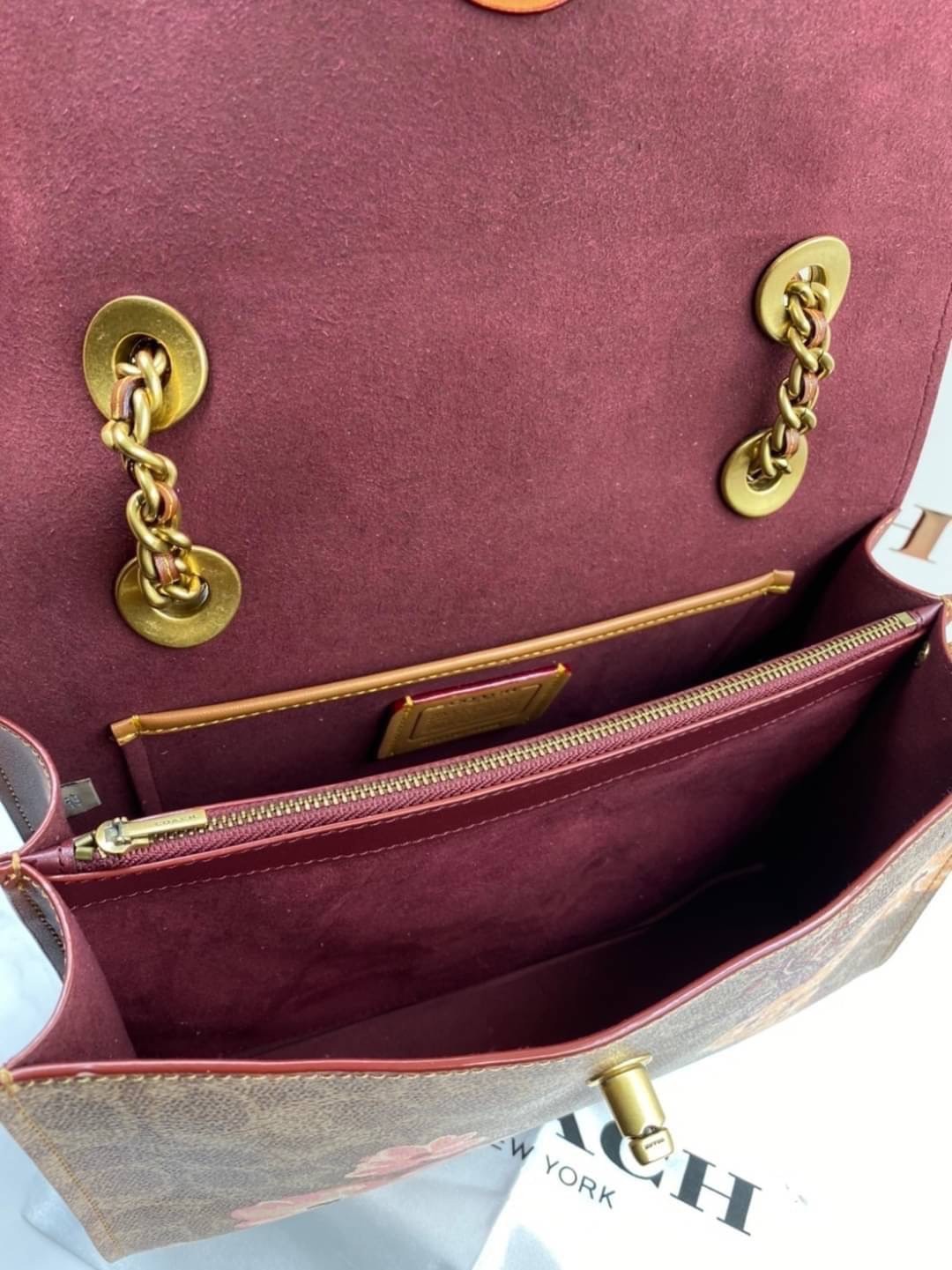 COACH 54649 PARKER IN SIGNATURE CANVAS WITH PRAIRIE FLORAL PRINT กลับมาอีกครั้ง!! กับไอเท็มสุดฮ็อต ที่สาวๆตามหากันนักหนา จัดมาแบบจุใจไปเลย ความสวยแซ่บไม่ต้องพูดเยอะ วัสดุหนังแคนวาสสลับหนังเรียบสวยคม พร้อมดีไซน์ลายดอกไม้โดดเด่น เปิด-ปิดง่ายด้วยตัวบิดล็อค ภ