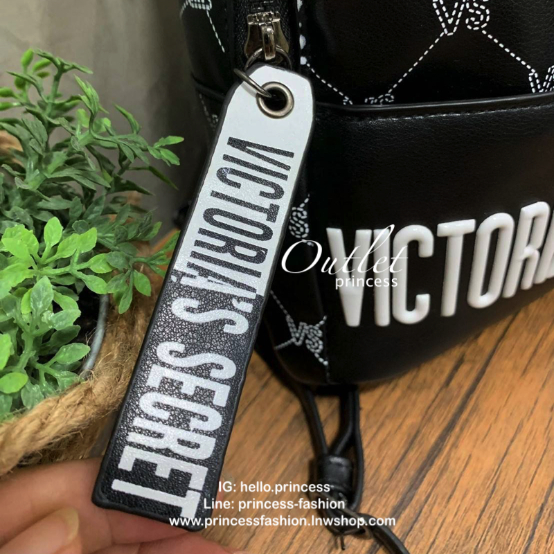 VICTORIA'S SECRET Monogram Mini Citypack กระเป๋าเป้รุ่นใหม่ ดีไซน์สวยเรียบหรู วัสดุหนังเรียบลาย Monogram Cool ขนาดกลางกำลังดี ใส่มินิไอแพค กระเป๋าสตางค์ยาวได้ น้ำหนักเบา เปิดปิดด้วยซิปเดียวหางซิปยาวสกรีนโลโก้แบรนด์ สายสะพายโซ่ต่อหนังแบบเข็มขัดปรับระด