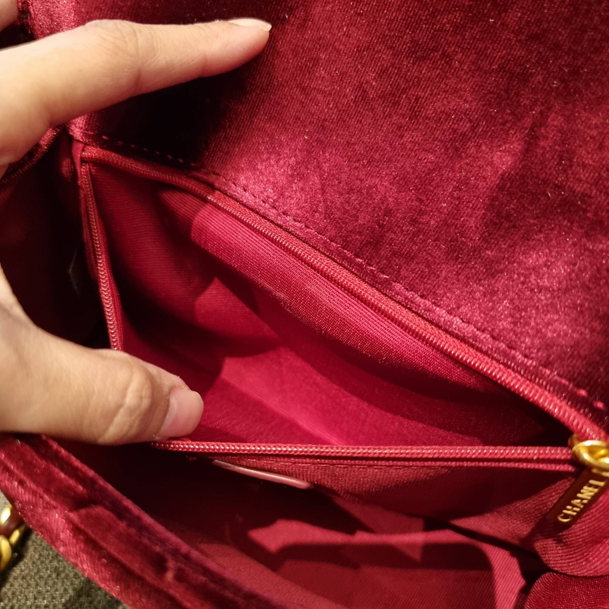 ไม่มองไม่เหลียวไม่ได้แล้ว!! ความหรูที่โดดเด่นจากผ้ากำมะหยี่ สร้างดีเทลผู้ดี ลูกคุณมากๆ Chanel vip boutique กระเป๋าสะพายจาก duty free ในราคาสุดประหยัด!! ดีไซน์เลิศ ตกแต่งด้วยโซ่ทูโทน ลงตัวแบบไม่มีที่ติ เปิด-ปิดด้วยตัวบิดล็อค ภายในโล่งกว้าง ใส่กระเป๋าสตางค์