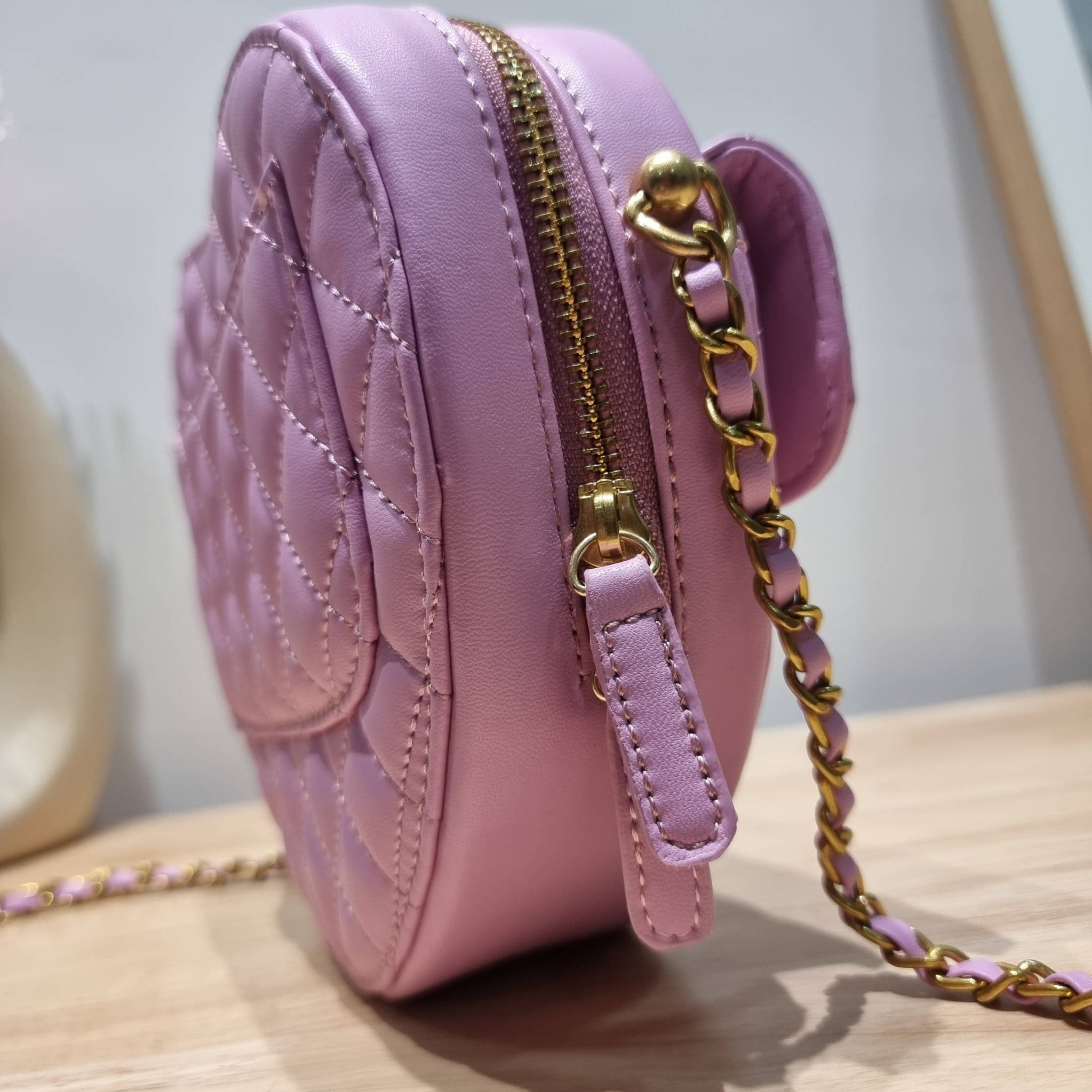 CHANEL Heart Bag Lambskin & Gold-Tone Meta สวยมาก มงลงมาก!! กระเป๋าสะพายสุดคิ้วท์ ที่ดีไซน์รูปทรงหัวใจไม่ซ้ำใคร น่ารักทุกสี น่าใช้ไปเลยแม่!! วัสดุหนังแกะฟอกสี เปิด-ปิดด้วยซิป ด้านหน้ามีช่องเก็บของจุกจิก ภายในเป็นช่องโล่ง ใส่มือถือ ใส่กระเป๋าสตางค์สั้นได้ 