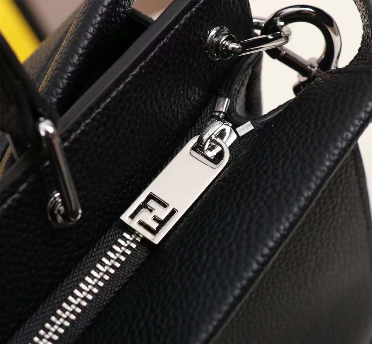 FENDI Monster Bag 30cm หนังคาเวียร์ เกรดเทพออริจินอล กระเป๋ายอดนิยมของแบรนด์ ดีไซน์สวยเรียบหรูแฝงด้วยความเก๋ สามารถสะพายหรือถือ เหมาะสมกับวัยรุ่น สะดวกในการพกพาไม่ว่าสาว ๆ จะไปเที่ยวต่างจังหวัด ต่างประเทศหรือแม้กระทั่งทำกิจกรรมแอดเวนเจอร์ต่าง ๆ ก็ไม่ทำให้