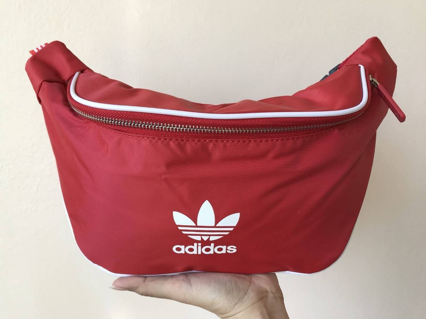 ADIDAS ORIGINALS ADICOLOR WAIST BAG ของมันต้องมี!! กระเป๋าคาดอก/คาดเอวสุดชิค ดีไซน์เรียบง่าย แต่สะพายแล้วเท่ คลาสสิคสุดๆ!! วัสดุ Nylon+Polyester กันน้ำได้ เปิด-ปิดฝากระเป๋าด้วยซิป หัวซิปปั๊มแบรนด์เป็น signature ภายในมีช่องโล่งกว้าง ใส่ของได้พอสมควร ใส่มือ