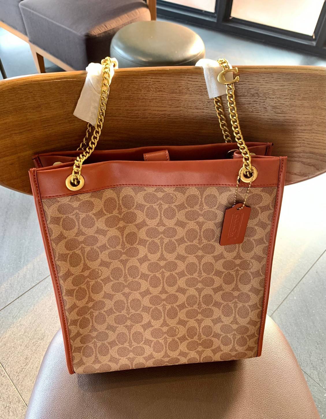 LIMITED EDITION 📣รุ่นใหม่ล่าสุด ยังไม่มีในช๊อปไทยจ้าา❗️ COACH CHAIN CASHIN TOTE ((C6338//C6620)) พร้อมส่ง สินค้าเข้าใหม่ ห้ามพลาดค่าา! กระเป๋าทรงTote สูง สามารถใส่เอกสาร//A4 ได้ วัสดุหนังแท้นิ่ม น้ำหนักเบาค่ะ 🔺จุดเด่นของรุ่นคือสายสะ