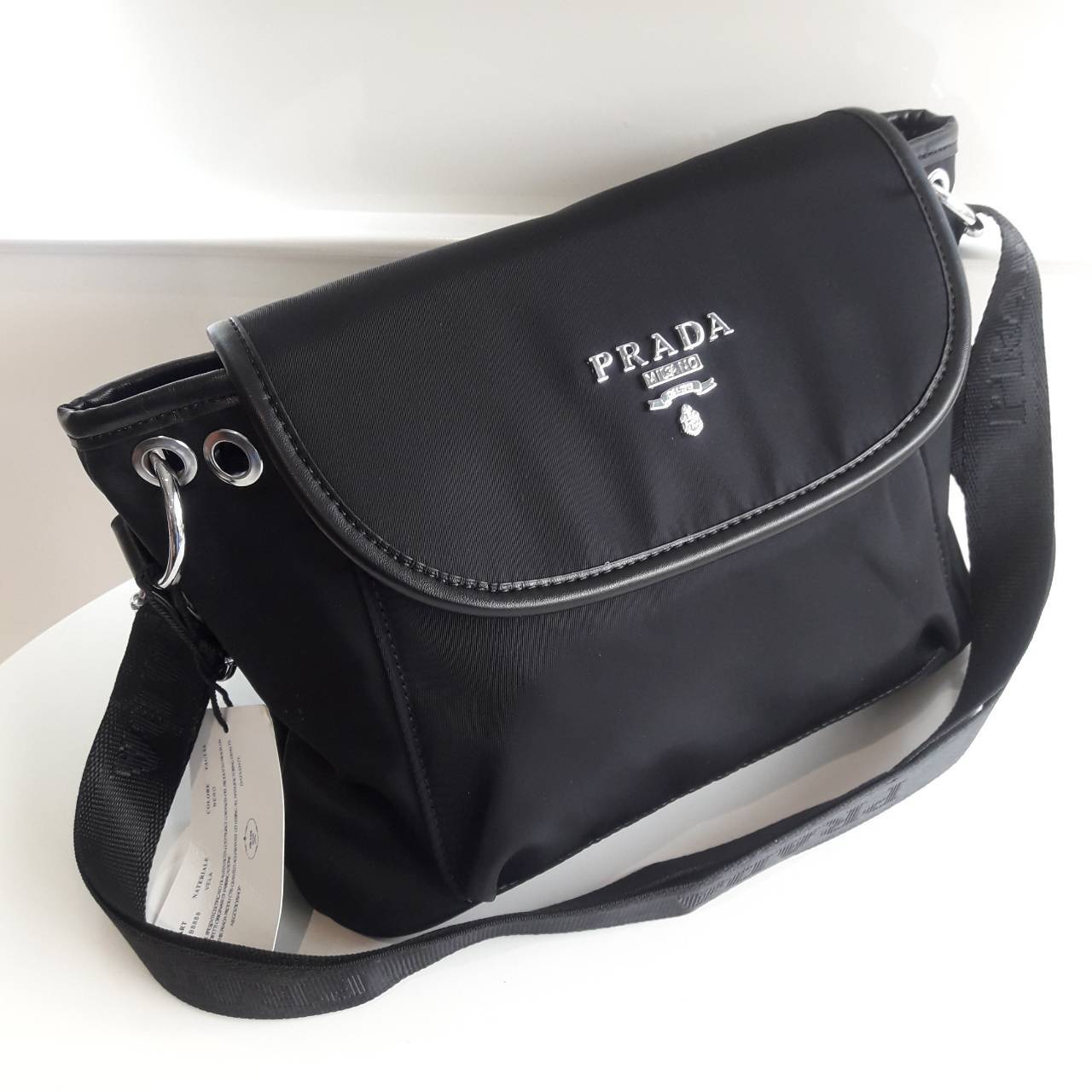 New arrival! จากงานพรีเมี่ยมกิ้ฟ เคาเตอร์ต่างประเทศ Prada nylon รุ่น Limited edition กระเป๋าอเนกประสงค์ สามารถใส่ของได้เยอะมากคะ ด้านหน้าโลโก้อะไหล่เงินทั้งใบ มีช่องซิปหลังฝาเปิด ด้านในมีช่องซิปกลางแบ่งกระเป๋า และยังมีช่องซิป สำหรับสาวๆที่ของเยอะเหมาะมากค