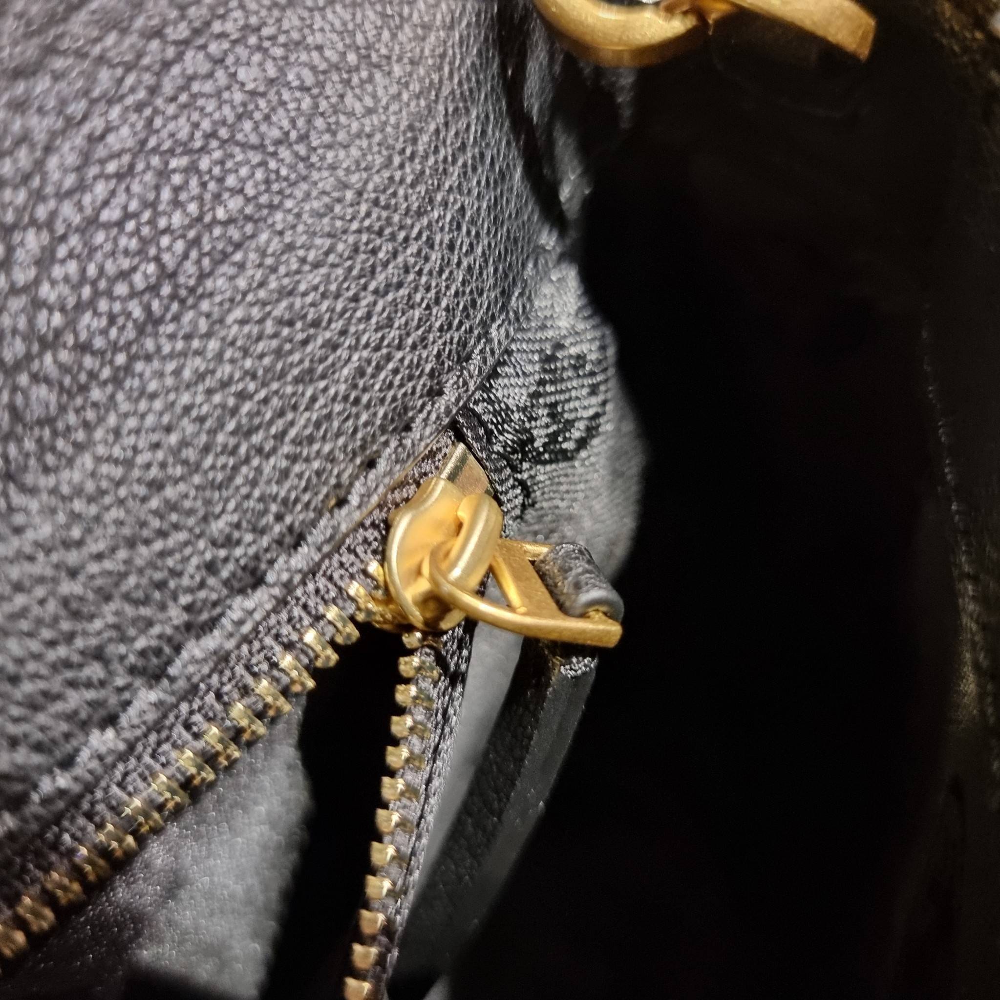 TORY BURCH WILLA MINI SHOULDER BAG ใหม่ล่าสุด พร้อมเสิร์ฟไม่ต้องรอพรีฯ กระเป๋าสะพายดีไซน์เลิศ ทรงสวย กะทัดรัด สะพายคล่องตัว ดีไซน์บุนวม เส้นคมสวยหรู