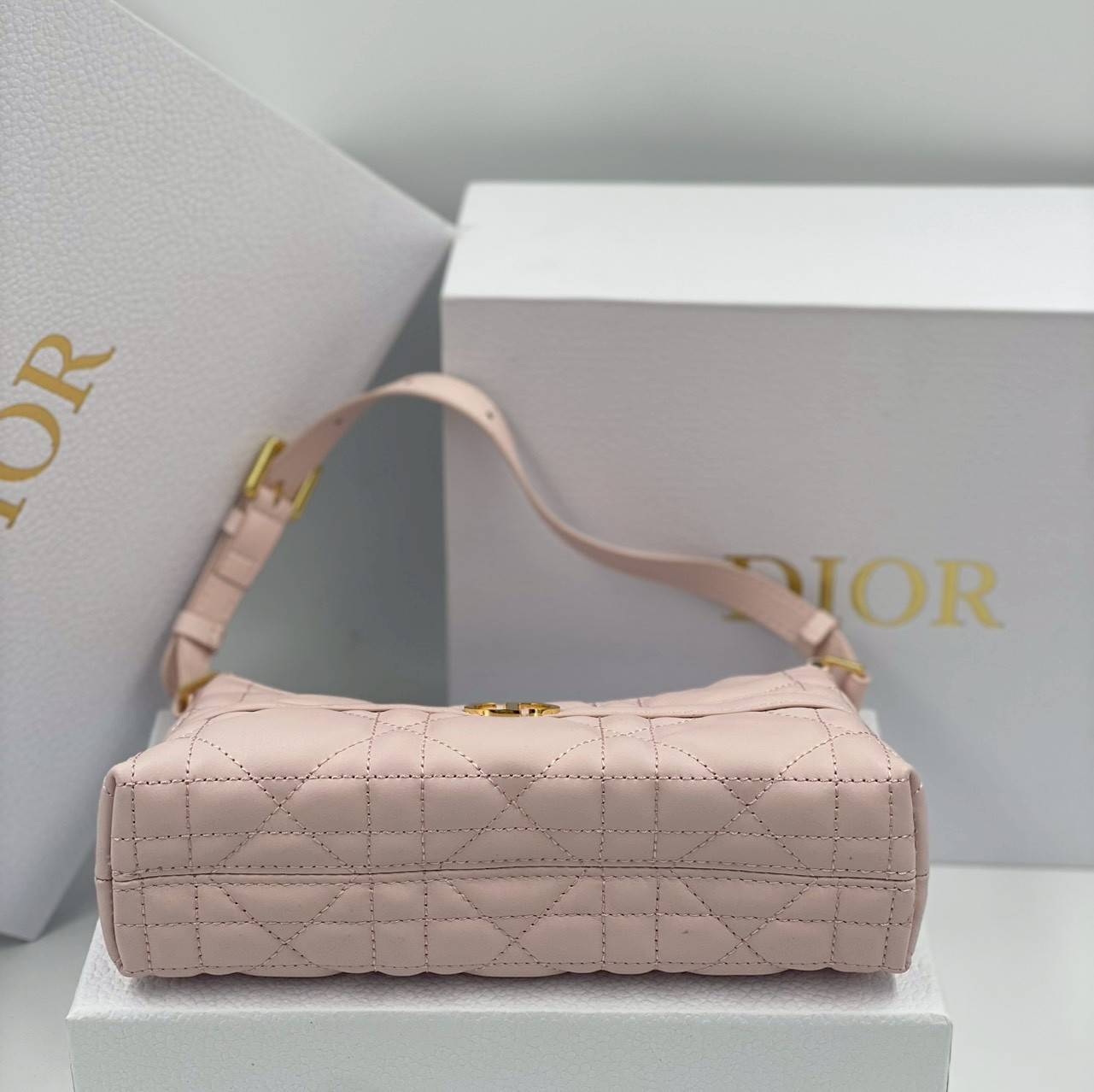 ORI หนังแท้ | DIOR Mini 30 Montaigne Cigale bag / DIOR Mini Miss Caro Cigale bag กระเป๋าสะพายไหล่ทรงโฮโบ ขนาดมินิเสริมไลน์ 30 Montaigne ด้วยรูปทรงทันสมัยและประณีตบรรจง