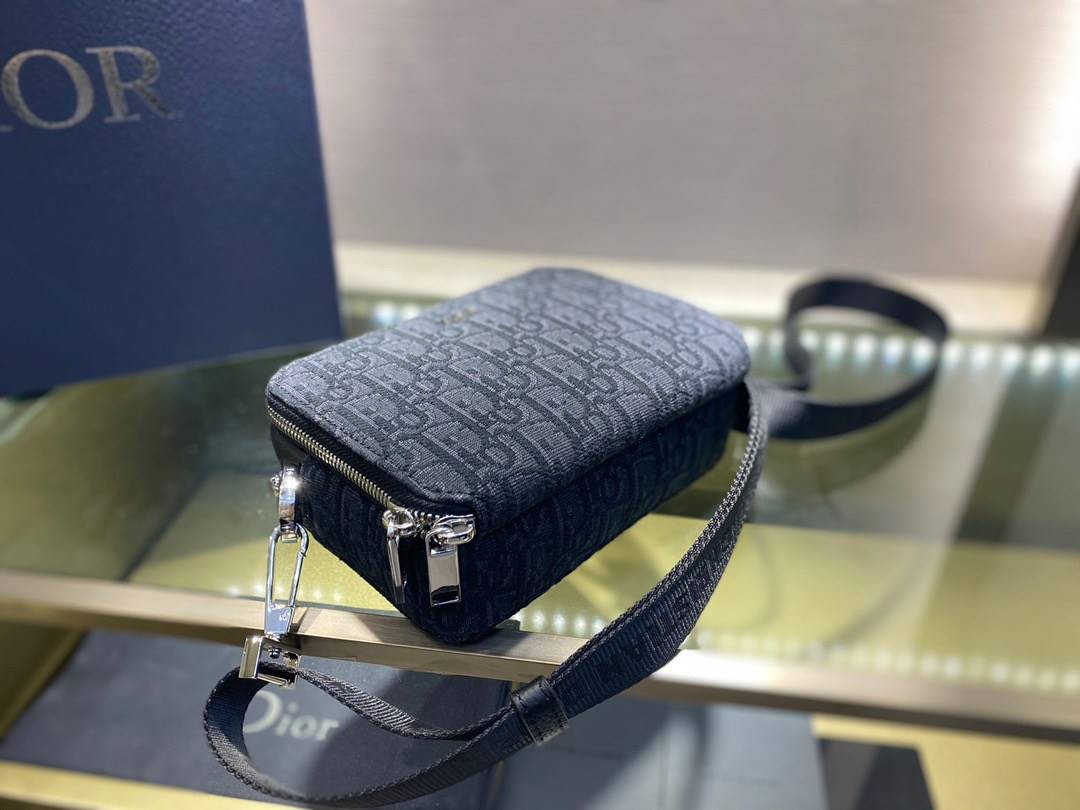 หนังแท้ DIOR POUCH WITH SHOULDER STRAP Oblique Jacquard พร้อมส่งที่ไทย งานหนังแท้และผ้าแจ็คการ์ดออริจินอล ภาพสินค้าถ่ายจากงานขายจริง ใช้งานต่างประเทศได้