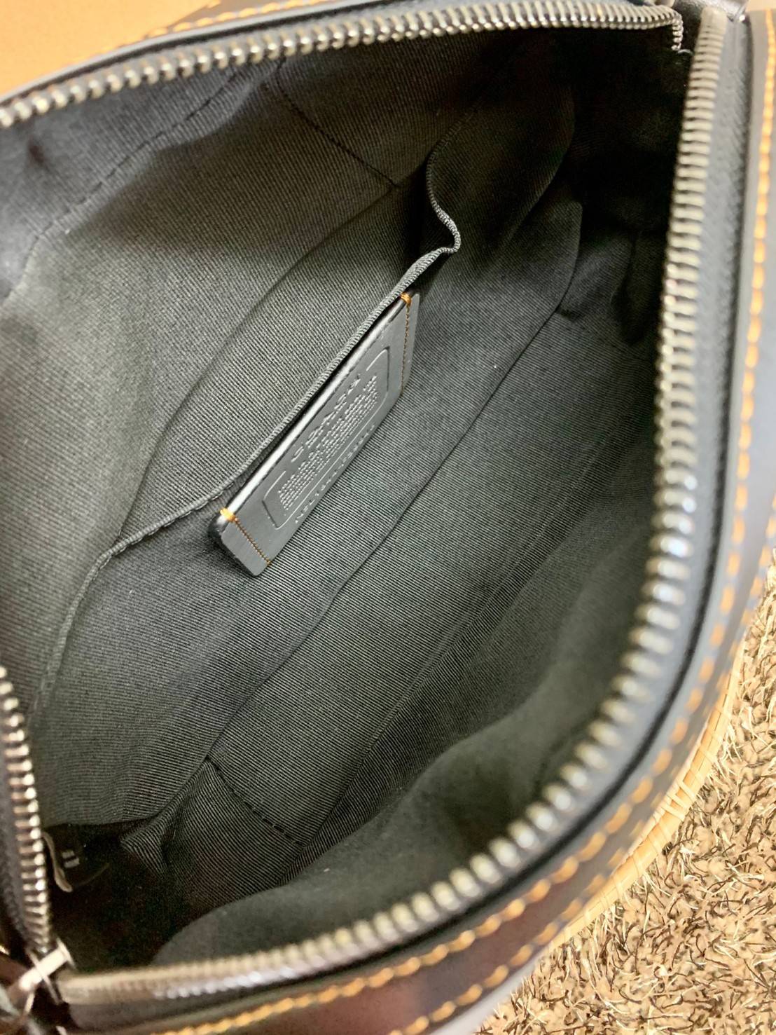 3สีเข้าใหม่งานคุณภาพอีกแล้วคับท่านน ทั้งสี ทั้งหนังสวยมากๆค่าา!! COACH GRAHAM CROSSBODY BAG ((39946)) พร้อมส่ง! กระเป๋าสะพายแบบครอสบอดี้ร์ ใช้ได้ทั้งชาย//หญิง หนังแท้อย่างดี เรียบหรูค่ะ ด้านหน้ามีช่องซิปซ่อนให้หนึ่งช่อง ช่องซิปหลักกว้าง ใส่ของจำเป็นได้ครบ