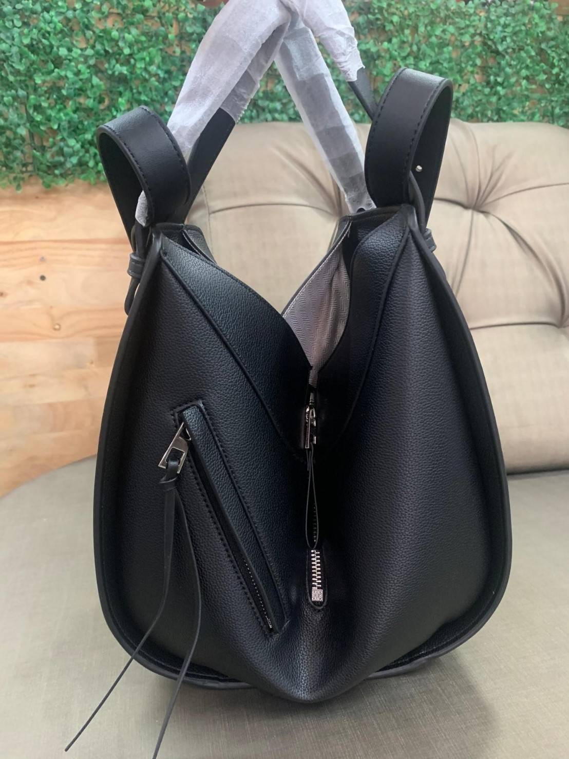 Loewe Hammock Bag / Loewe Small Hammock Leather Bag / กระเป๋าสไตล์แคชชวล มีจุดเด่นตรงการออกแบบทรงกระเป๋าให้ดูคล้ายกับเปลนอน ให้ความรู้สึกสบายๆ