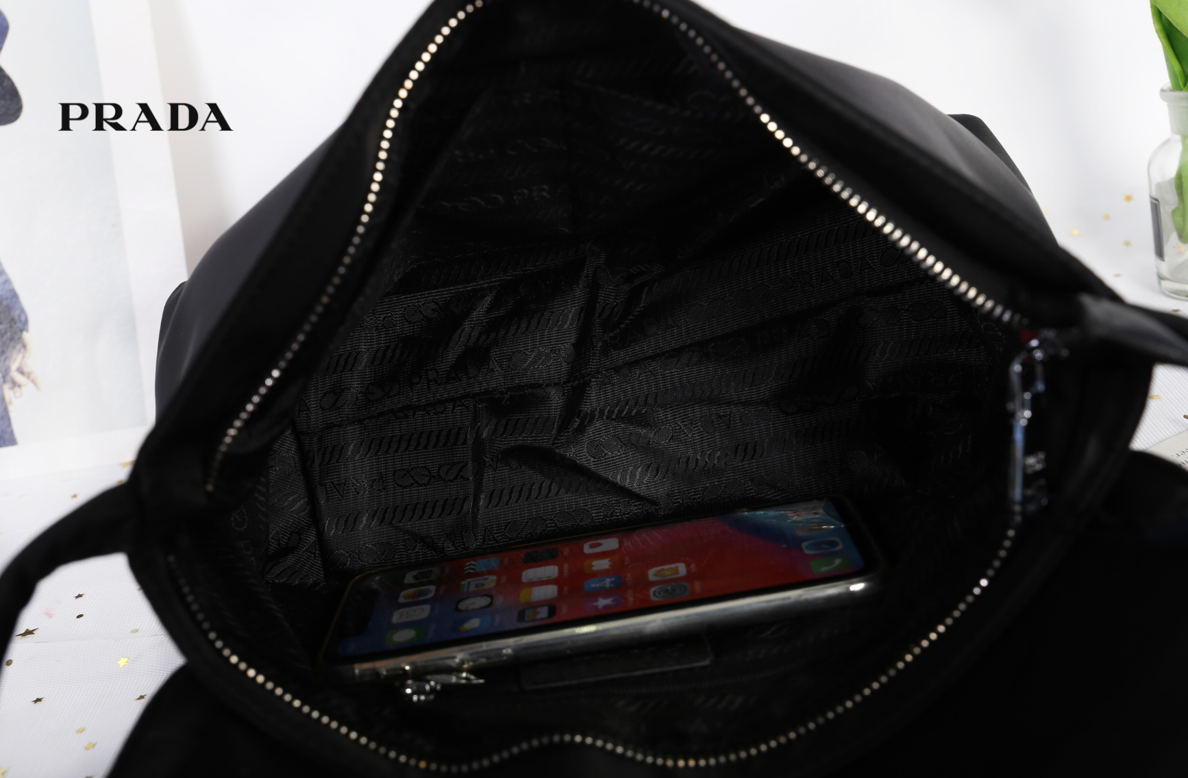 PRADA nylon Handbag วัสดุทำจากผ้าNylon อยู่ทรงสวยค่ะ อะไหล่เงินทั้งใบ สายสามารถสะพายไหล่ คล้องแขนได้