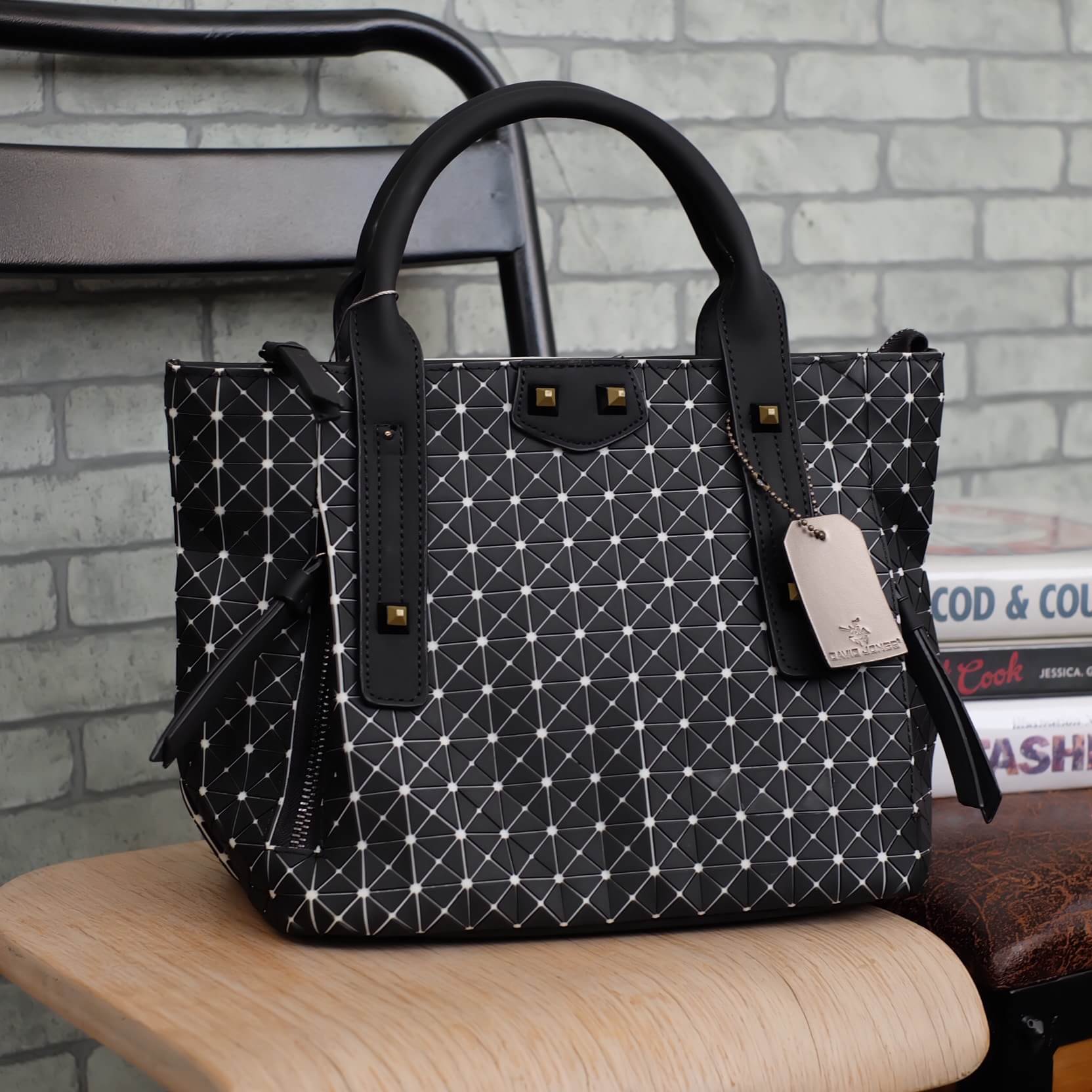 สินค้ามาใหม่ค่า สี ดำด้าน ลายใหม่ 😊 ทรงสุดฮิตจากแบรนด์ David Jones กระเป๋า ทรง Tote ตัวกระเป๋าเย็บติด ด้วยแผ่นอคิลิค สีดำสุดหรู ดีไซน์เกร๋ #จุดเด่นที่ น้ำหนักเบา สามารถ ถือ หรือ สะพายไหล่ได้คะ ใบใหญุจุของคุ้ม แต่น้ำหนักเบาคะ มีใบเดียวจบ #ควรมีติดต