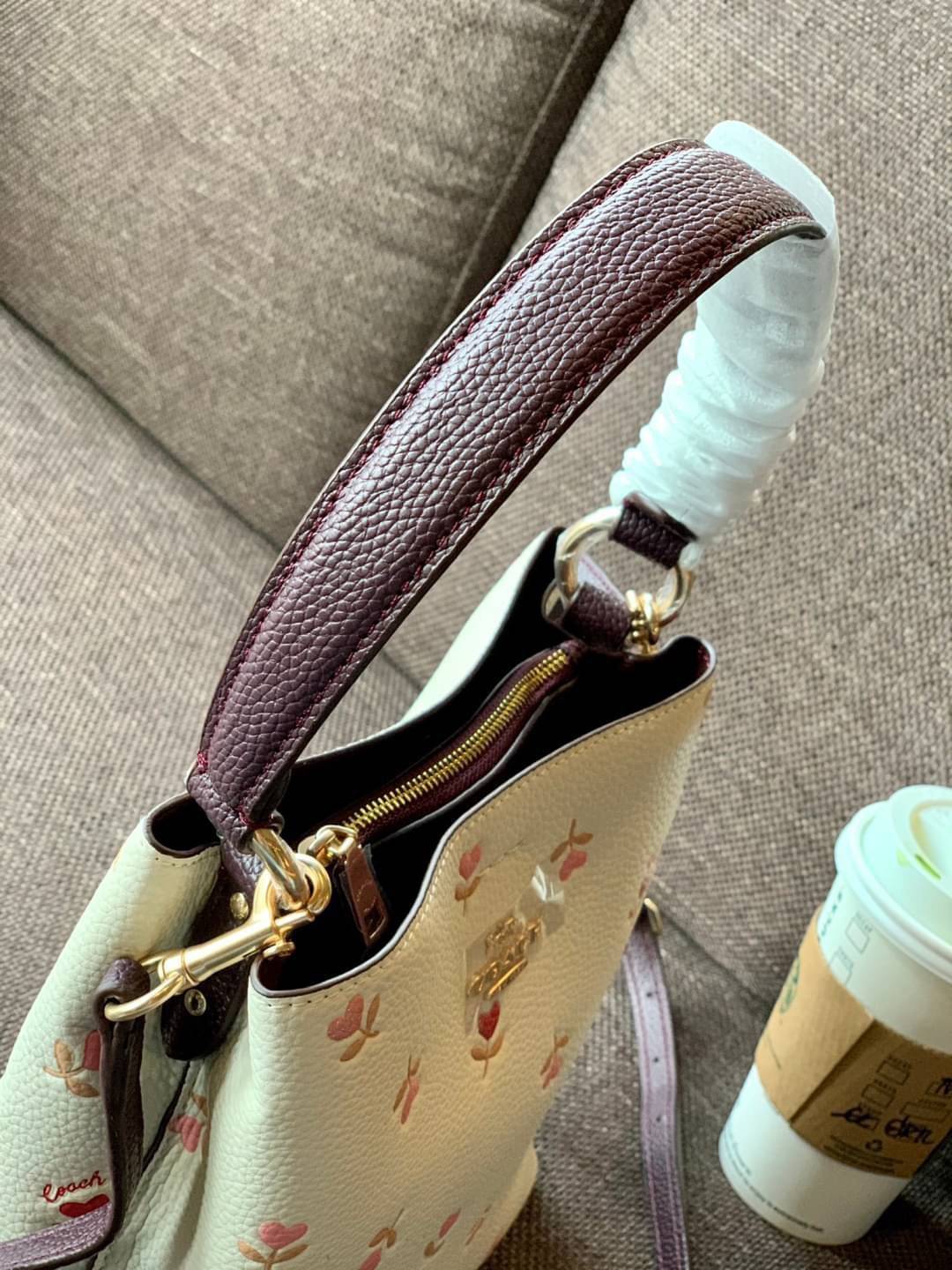 COACH SMALL TOWN BUCKET BAG WITH HEART FLORAL PRINT ((C2811)) 💐พร้อมส่งสินค้าห้ามพลาดค่ะ! กระเป๋าหิ้ว//คล้องไหล่//สะพายครอสบอดี้ร์ได้ ใบเดียวเอาอยู่จร้า😘 หนังแท้โดดเด่นด้วยดอกหัวใจนูนสลับวิ้งๆ ได้สวยงามน่ารักมากๆค่ะ
