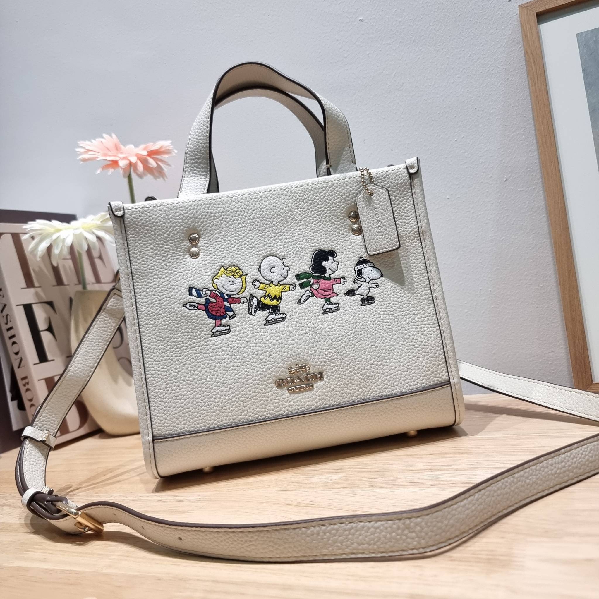 Coach X Peanuts Dempsey Tote 22 With Snoopy And Friends Motif CE850 คอลเลคชั่นใหม่ น้องน่ารักเกินต้านไปมาก!! กับกระเป๋าทรงโท้ท ไซส์กำลังสวย ดีไซน์ ลายการ์ตูนยอดฮิต ที่ใครๆก็ต้องรู้จัก พิมพ์คมชัดลงบนหนัง pepble ผิวสัมน่าใช้ ปากกระเป๋ามีกระดุมแม่เหล็กปิดกัน