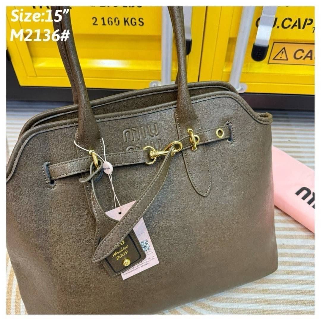 MIU MIU Aventure nappa leather bag กระเป๋าถือใบใหญ่ รุ่นใหม่สวยเก๋สุดชิค ทรงเก๋ ใช้งานง่าย เรียบหรูดูลัคชูสุดๆ เป็นไอเท็มที่ถือแล้วดูมีเทสมากกก
