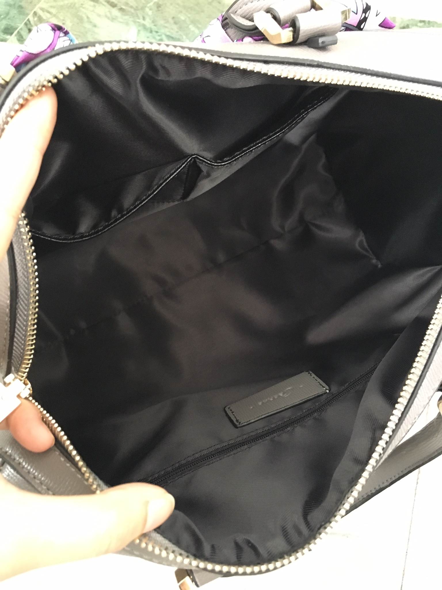 รุ่นใหม่ล่าสุด จากแบรนด์ Berke ขนาด มินิ หนังลายสวยมากคะ ขนาดใหญ่ จุของคุ้ม แต่น้ำหนักเบา ดูแลรักษา ตกแต่งด้วยผ้าพันกระเป๋ารุ่นพิเศษ ปรับ พันเป็นโบว์ได้คะ ทำให้กระเป๋าน่ารักสุดๆ พร้อมสายสะพายยาว ภายในมีช่องซิป และช่องใส่ของจุกจิก 2 ด้าน เลยค่า หูกระเป๋าพั