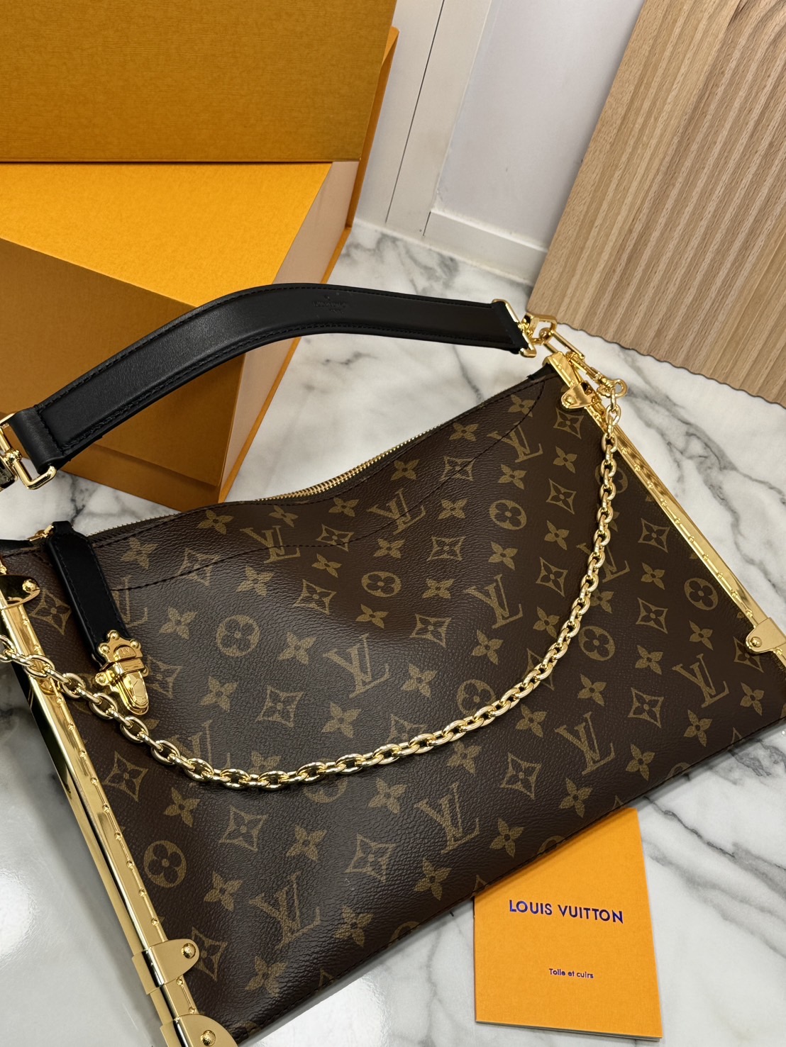 LV Lucky Trunk Bag Monogram Canvas กระเป๋าสะพายรุ่นใหม่ ไอเท็มยอดนิยมจากรันเวย์แฟชั่นโชว์คอลเลคชั่นประจำฤดูกาล Fall-Winter 2024 มอบกลิ่นอายสไตล์ Slouchy สะดุดตา